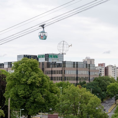 Das derzeitige Gebäude der DEVK steht am Rheinufer.