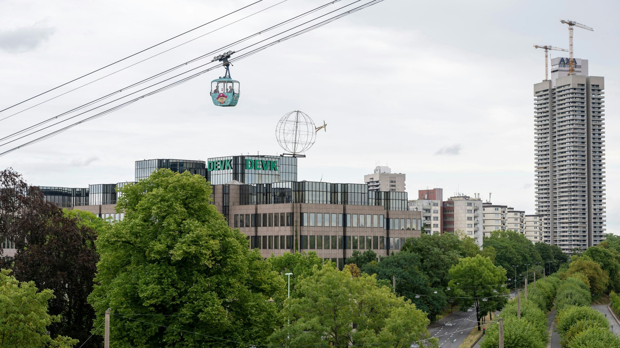 Das derzeitige Gebäude der DEVK steht am Rheinufer.