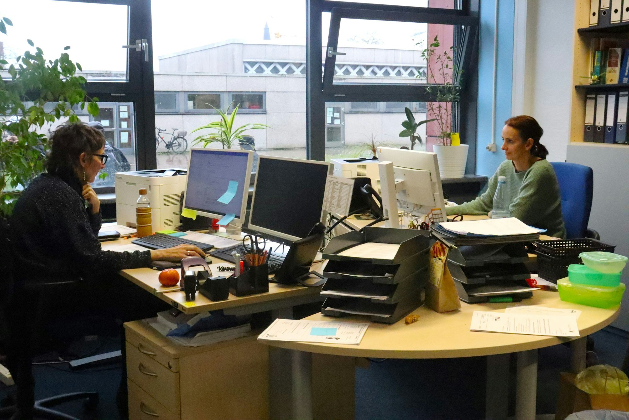 Die Verantwortung für die rund 50 Kolleginnen und Kollegen, die vier Sozialarbeiterinnen und die 410 Schülerinnen und Schüler teilen sich Direktorin Mareen Lethaus und Konrektorin Anke Dörrhöfer.