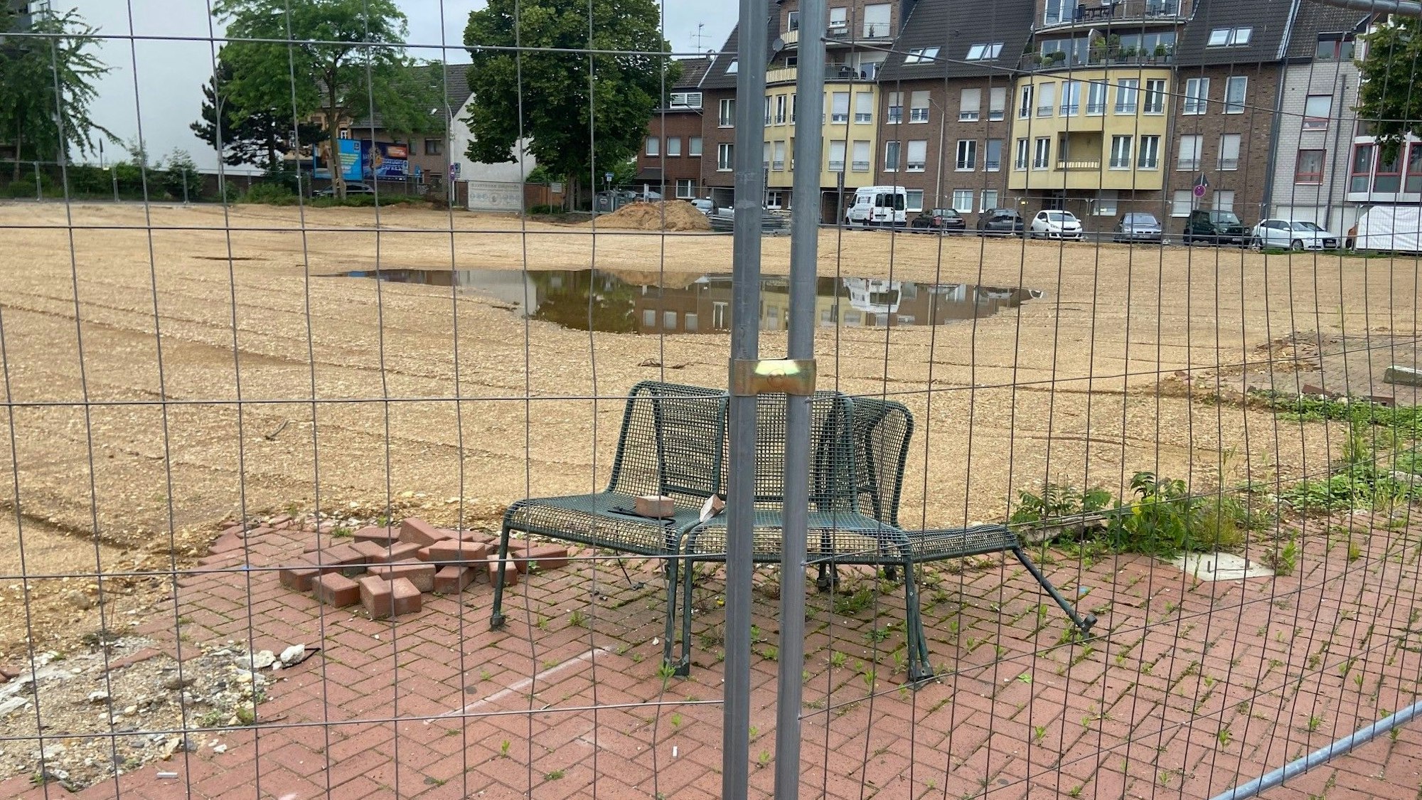 Auf dem Bild ist eine große, abgesperrte Brachfläche zu sehen.