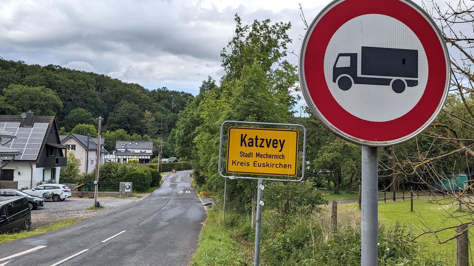 Vor dem Ortseingangsschild von Katzvey ist ein Verbotsschild für den Schwerlastverkehr zu sehen.