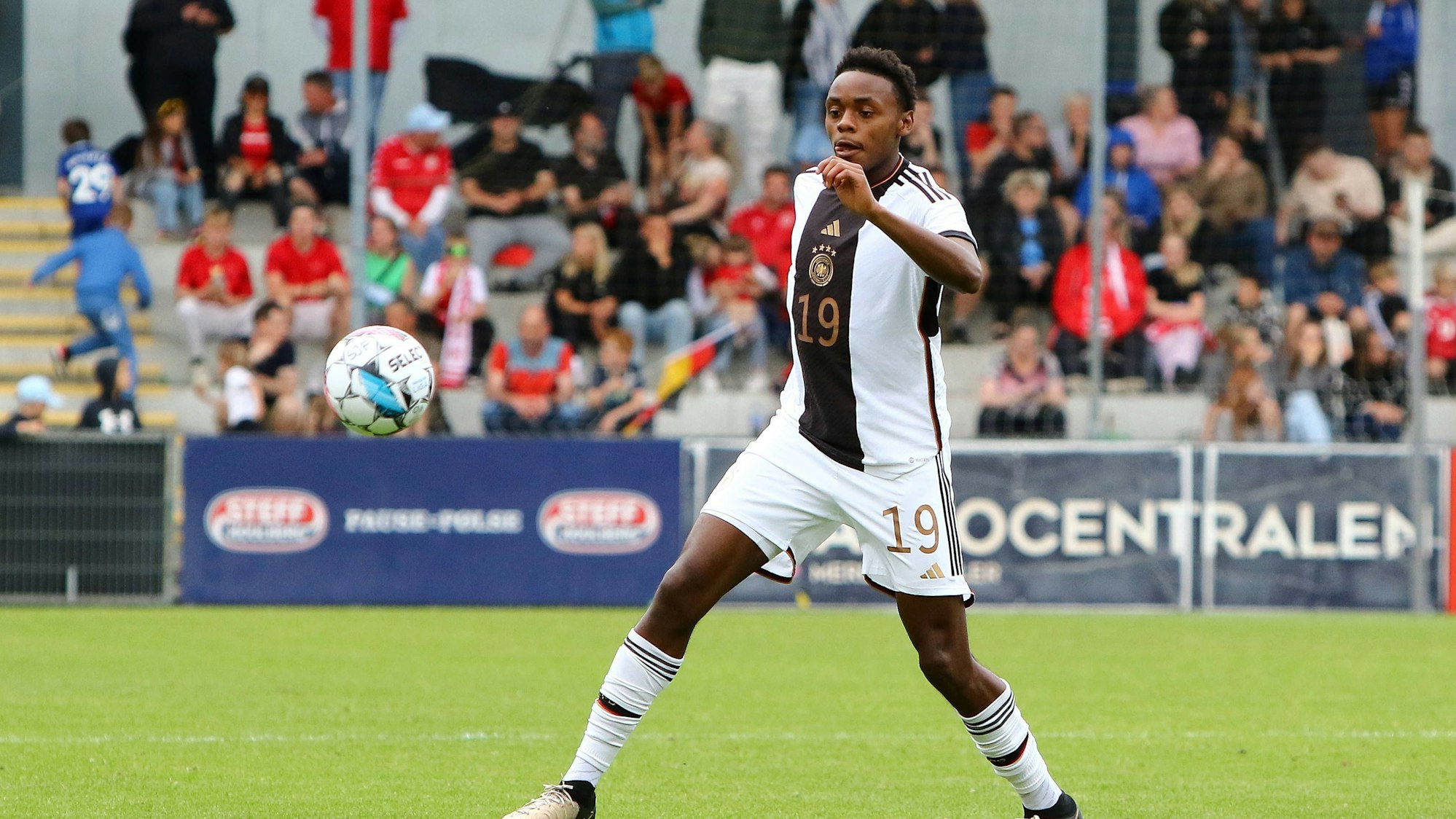 Chilohem Onuoha bei seinem Debüt für die deutsche U19-Nationalmannschaft.