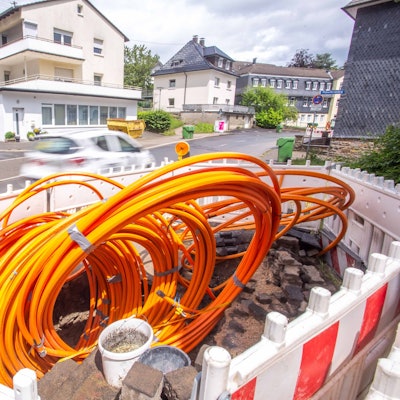 An der Vennstraße in der Mitte der Stadt Waldbröl hat das Unternehmen „Unsere Grüne Glasfaser“ (UGG) mit dem Ausbau des Breitbandinternets begonnen. Von dort will sich UGG in zwei, spätestens drei Jahren in die Ortschaften vorwärtsarbeiten.