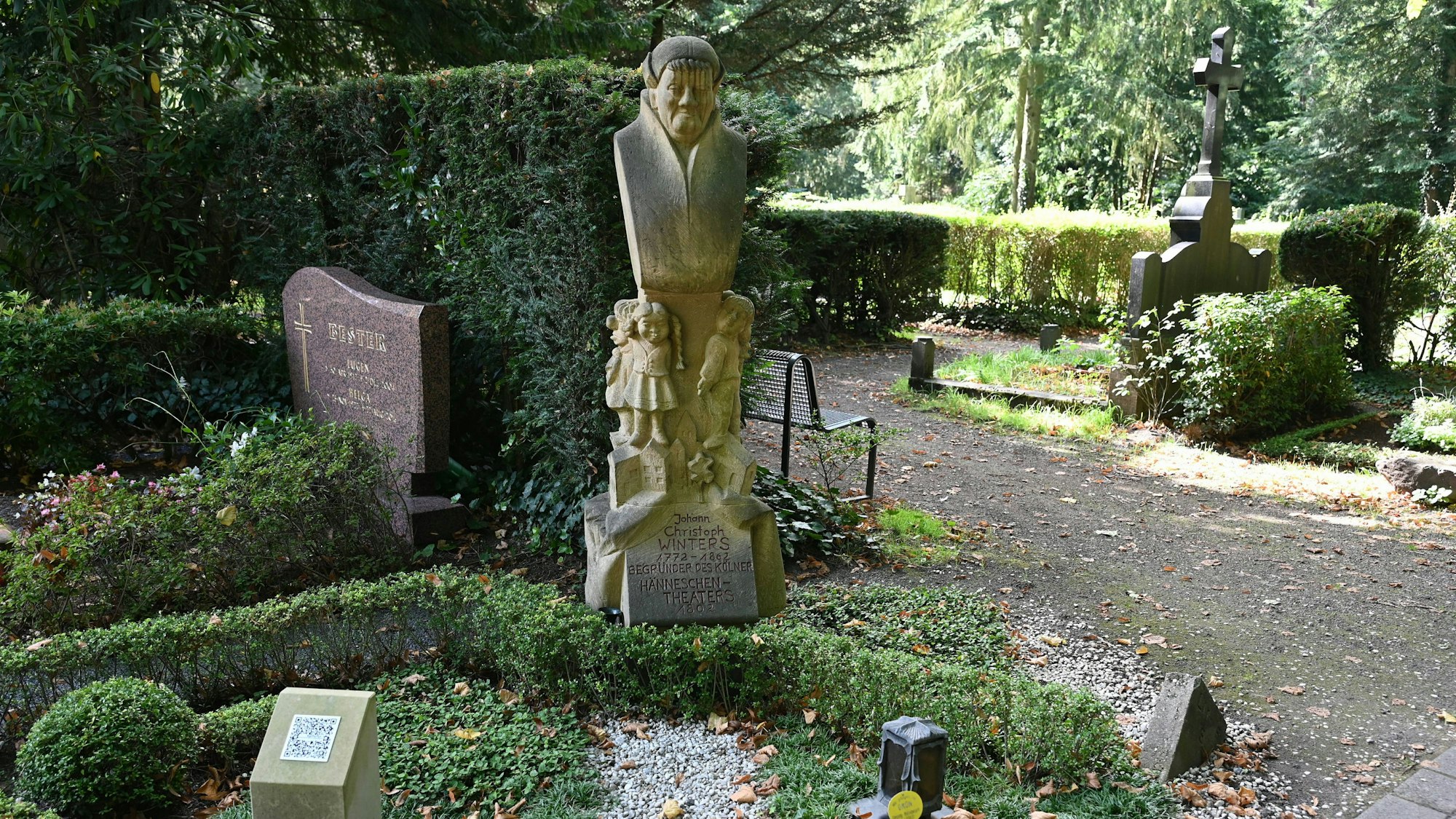 Das Grab von Johann Christoph Winters mit der Skulptur von Stefan Kaiser.