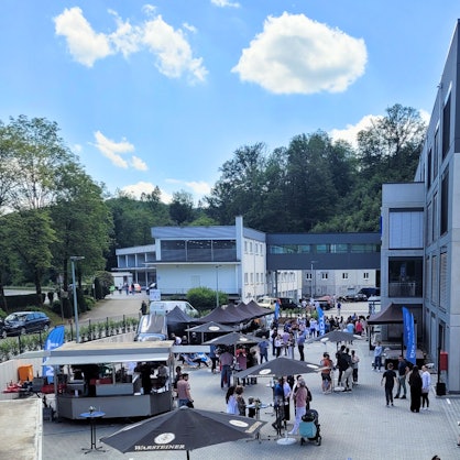 Strahlender Sonnenschein zum Sommerfest bei MDT technologies im oberbergischen Engelskirchen: Am 8. Juni 2024 besuchte der Engelskirchener Bürgermeister Dr. Gero Karthaus den heimischen Hersteller für KNX-Gebäudeautomation, um den Bezug des 5.000qm großen Neubaus, das 40-jährige Firmenjubiläum und die Unternehmenserweiterung um die Marke Tense zu feiern.