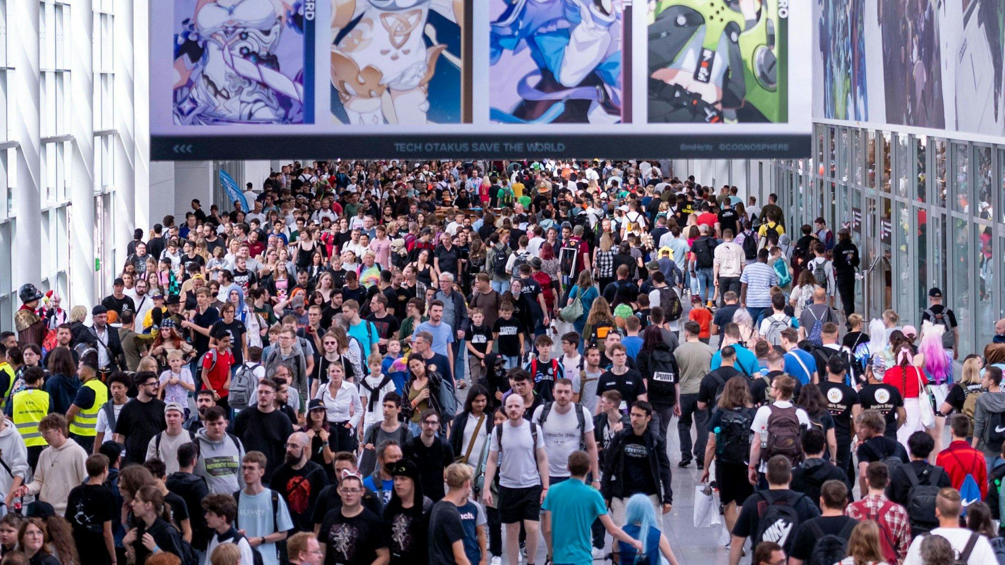 gamescom 2023 am 27.08.2023 in der Koelnmesse in Köln Besucher / voller Gang *** gamescom 2023 on 27 08 2023 at Koelnmesse in Cologne Visitors in full swing xFDx