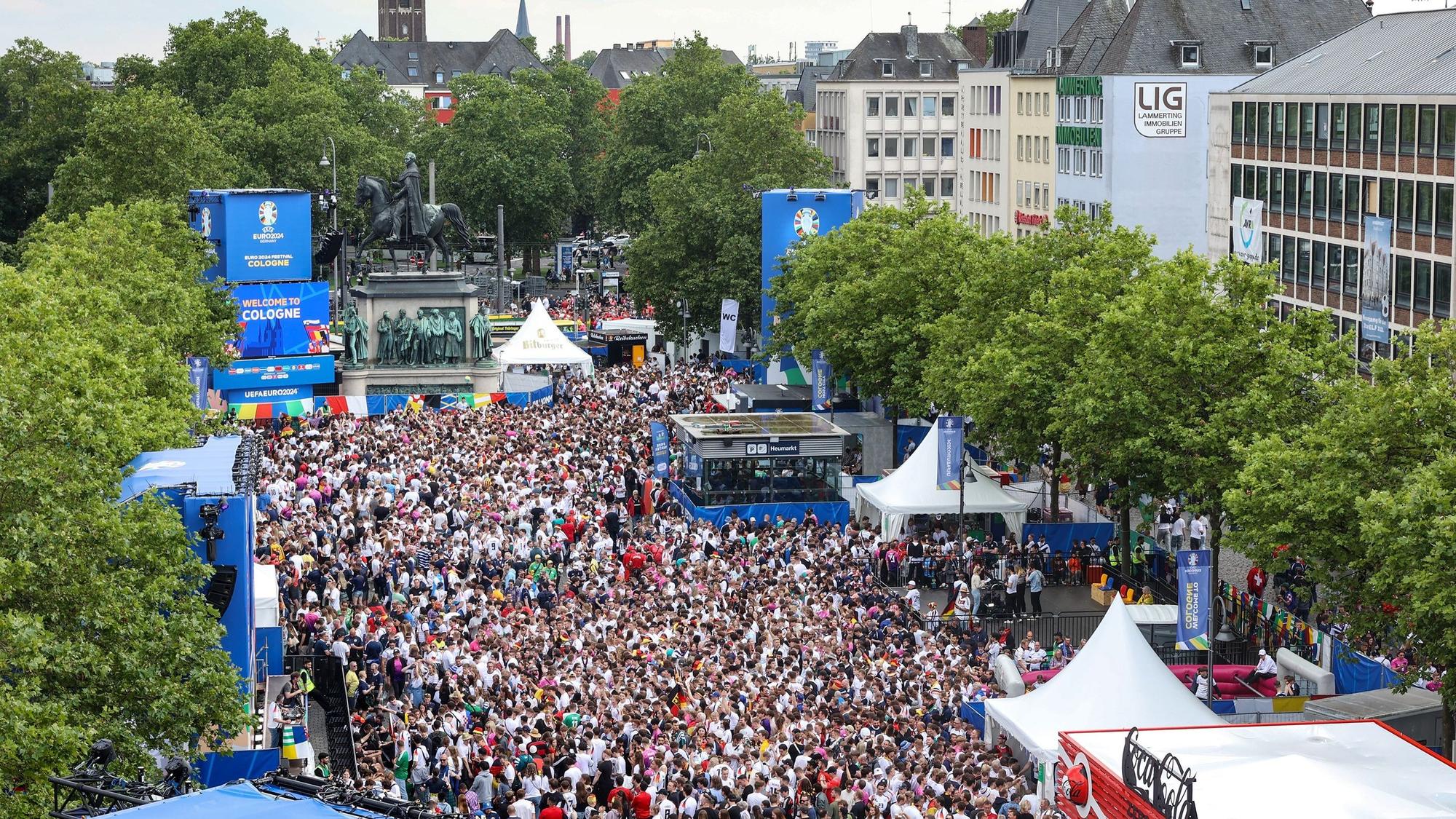 Zahlreiche Fußball-Fans beim Deutschlandspiel gegen Ungarn auf dem Heumarkt am Mittwoch (19. Juni).