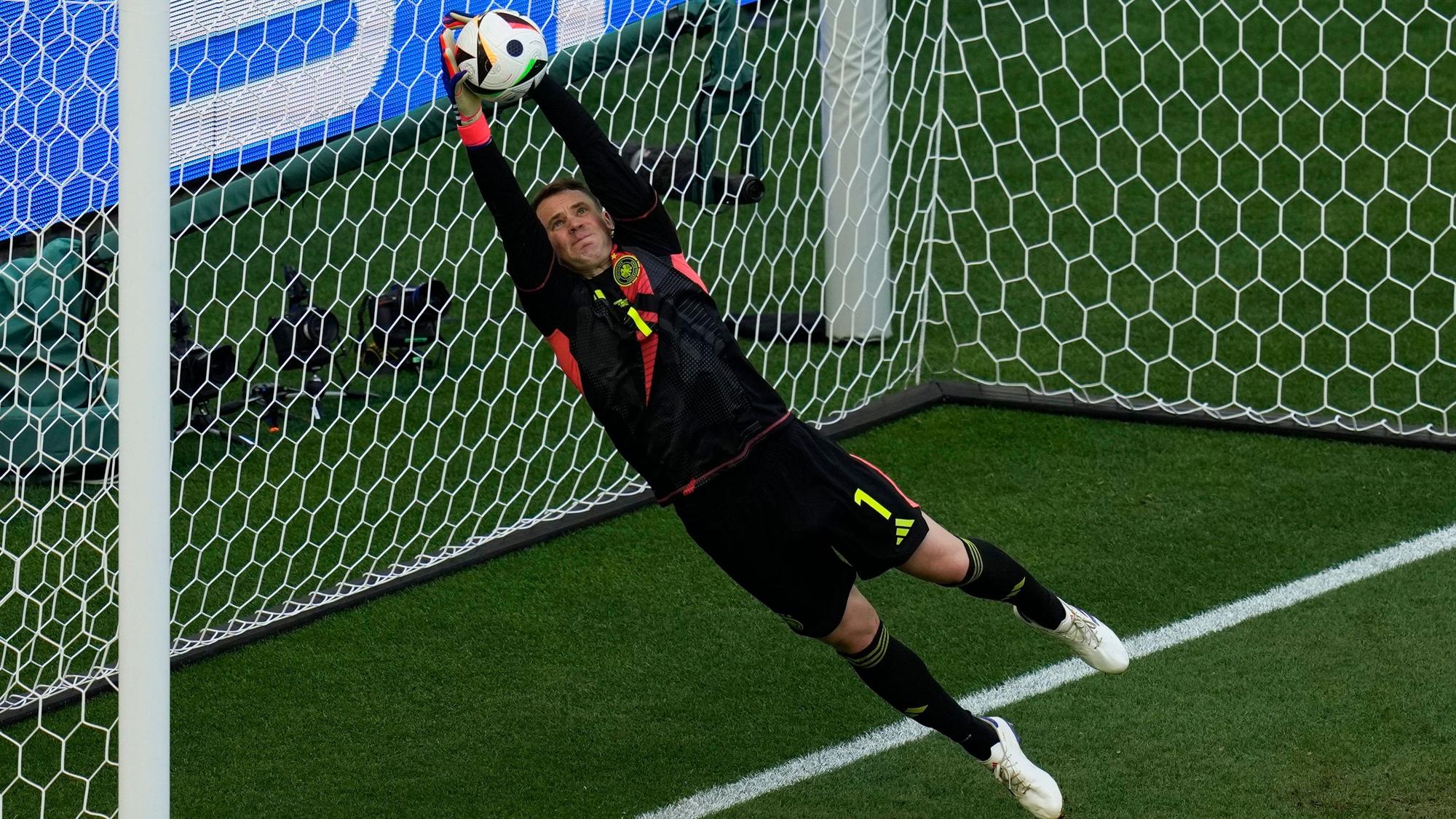 Parierte den Schuss von Dominik Szoboszlai mit beiden Händen: Manuel Neuer