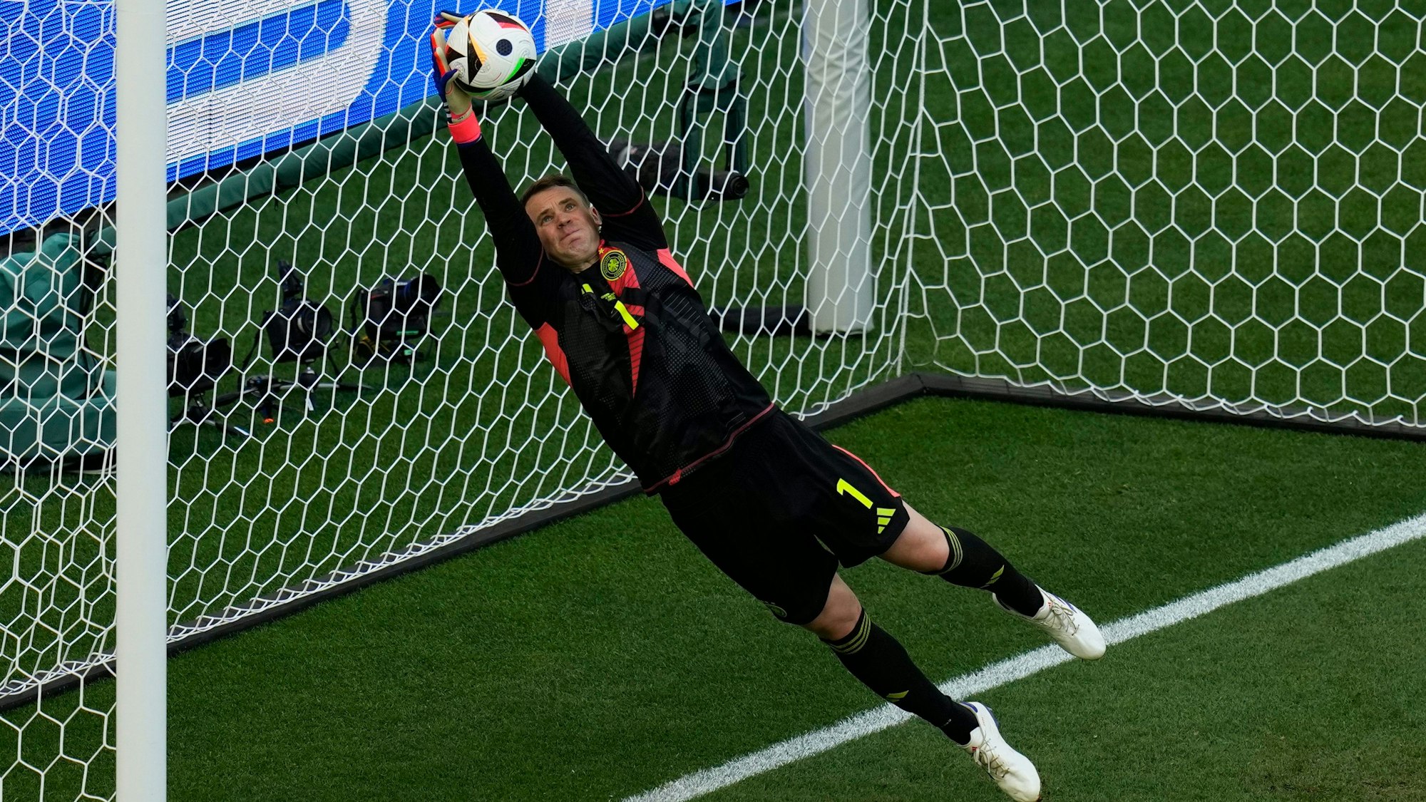 Parierte den Schuss von Dominik Szoboszlai mit beiden Händen: Manuel Neuer