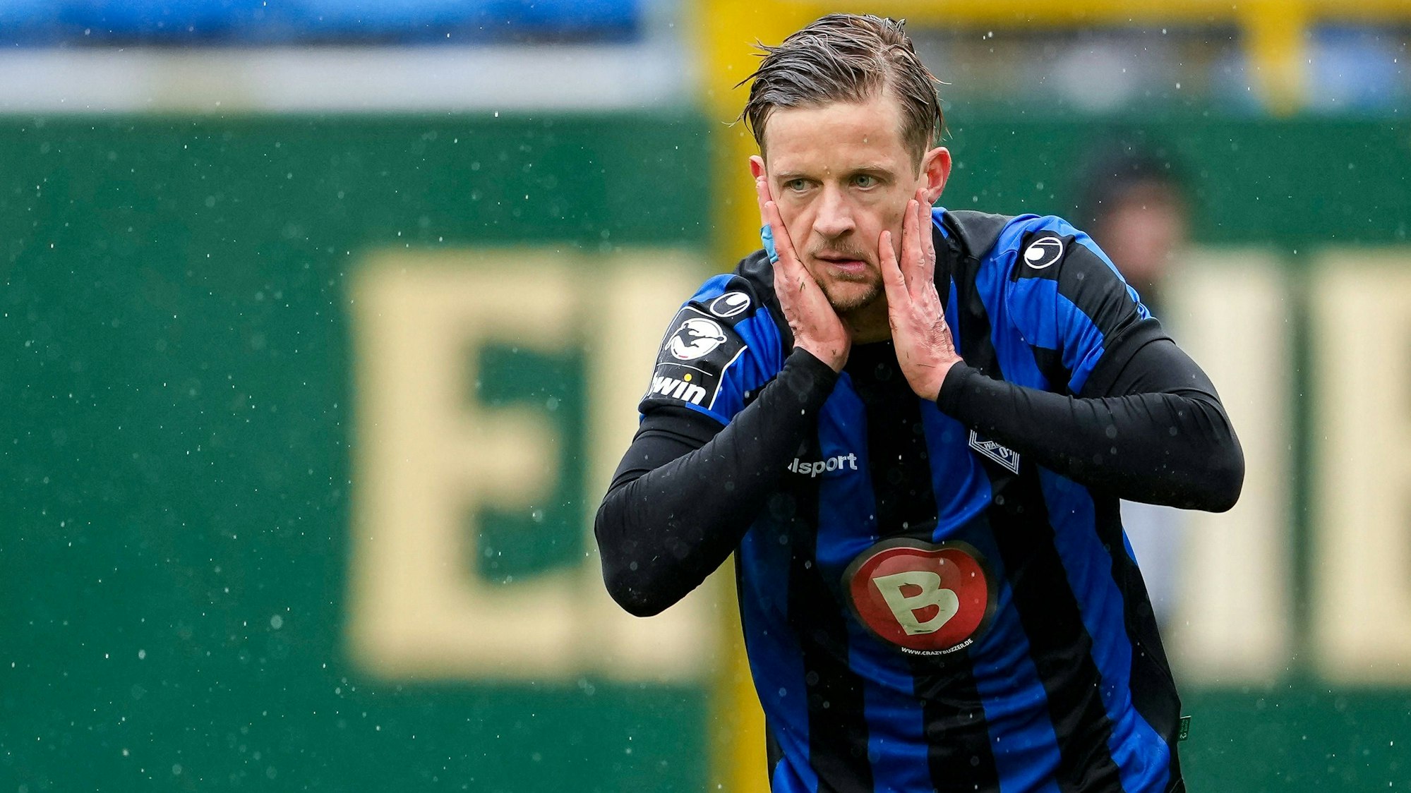 Bentley Baxter Bahn SVWM, 7, Spieler vom SV Waldhof Mannheim SVWM, enttäuscht schauend, Enttäuschung, Frustration, disappointed, pessimistisch, Einzelbild, Einzelfoto, Aktion, Action, 21.04.2024, Mannheim Deutschland, Fussball, 3. Liga, SV Waldhof Mannheim - Rot-Weiss Essen, DFB/DFL REGULATIONS PROHIBIT ANY USE OF PHOTOGRAPHS AS IMAGE SEQUENCES AND/OR QUASI-VIDEO. *** Bentley Baxter Bahn SVWM, 7 , player from SV Waldhof Mannheim SVWM , looking disappointed, disappointment, frustration, disappointed, pessimistic, single picture, single photo, action, action, 21 04 2024, Mannheim Germany , Football, 3 Liga, SV Waldhof Mannheim Rot Weiss Essen, DFB DFL REGULATIONS PROHIBIT ANY USE OF PHOTOGRAPHS AS IMAGE SEQUENCES AND OR QUASI VIDEO xozx