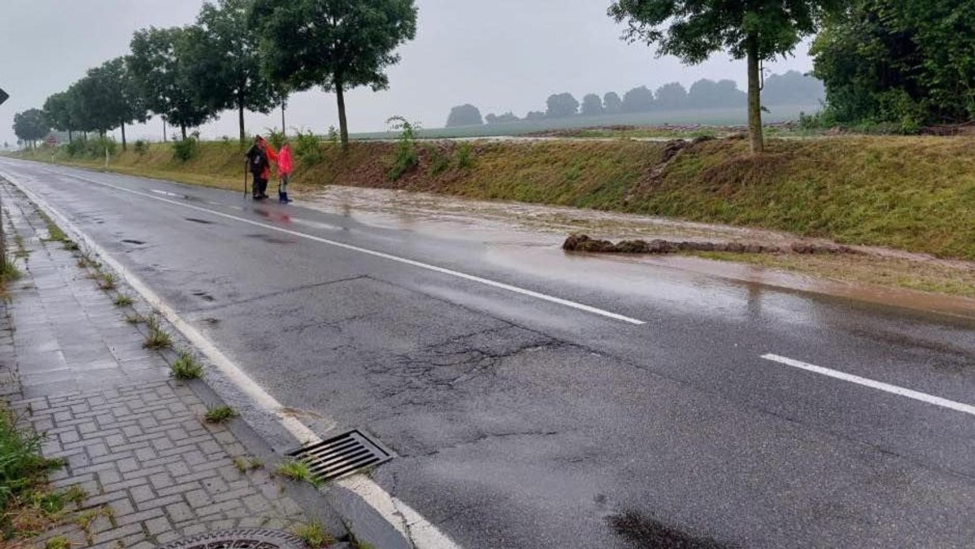 Wassermassen waren von einem abschüssigen Feld auf die L 93 gelaufen.