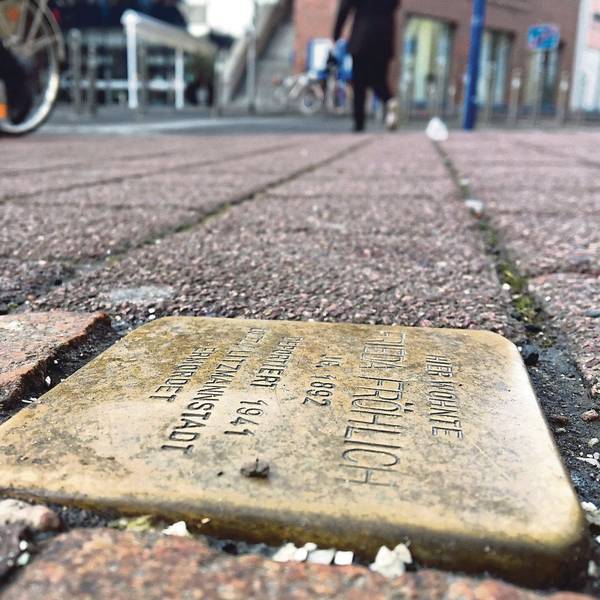 Auf dem Foto ist ein Stolperstein zu sehen.