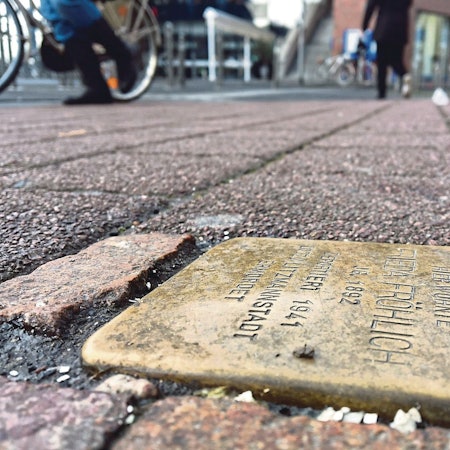 Auf dem Foto ist ein Stolperstein zu sehen.