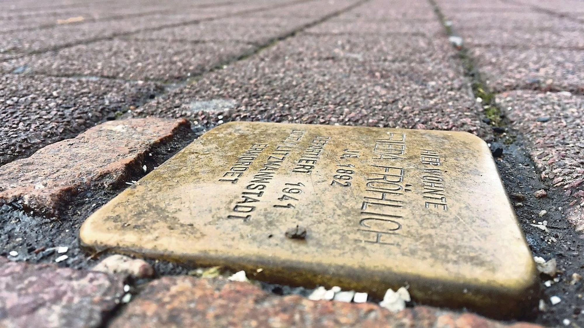 Auf dem Foto ist ein Stolperstein zu sehen.