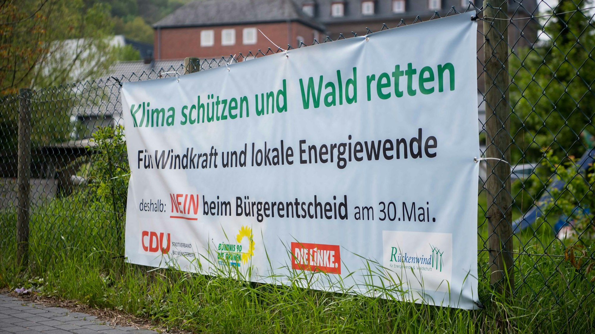 Ein Plakat der Politiker, die sich für Windkraft aussprechen.