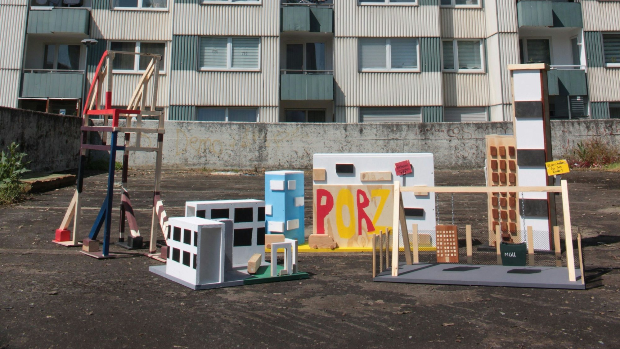 Jugendliche des Fachbereichs Holz der Jobwerk Porz gGmbH haben im Rahmen eines Designprojektes Skulpturen nach Motiven aus dem Stadtteil Finkenberg geschaffen.