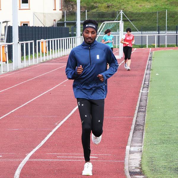Samuel Fitwi beim Training: Er läuft über eine Tartanbahn.