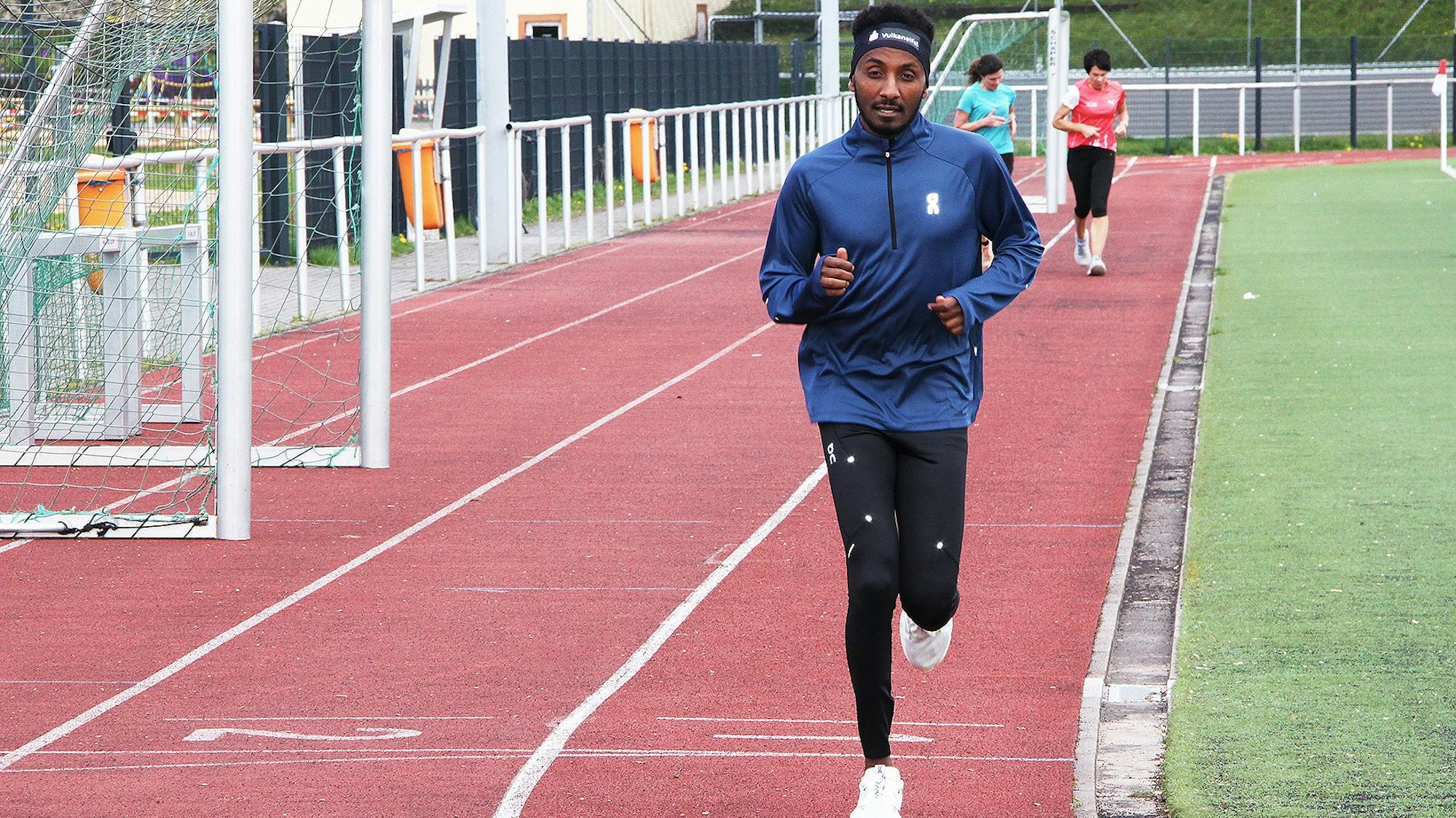Samuel Fitwi beim Training: Er läuft über eine Tartanbahn.