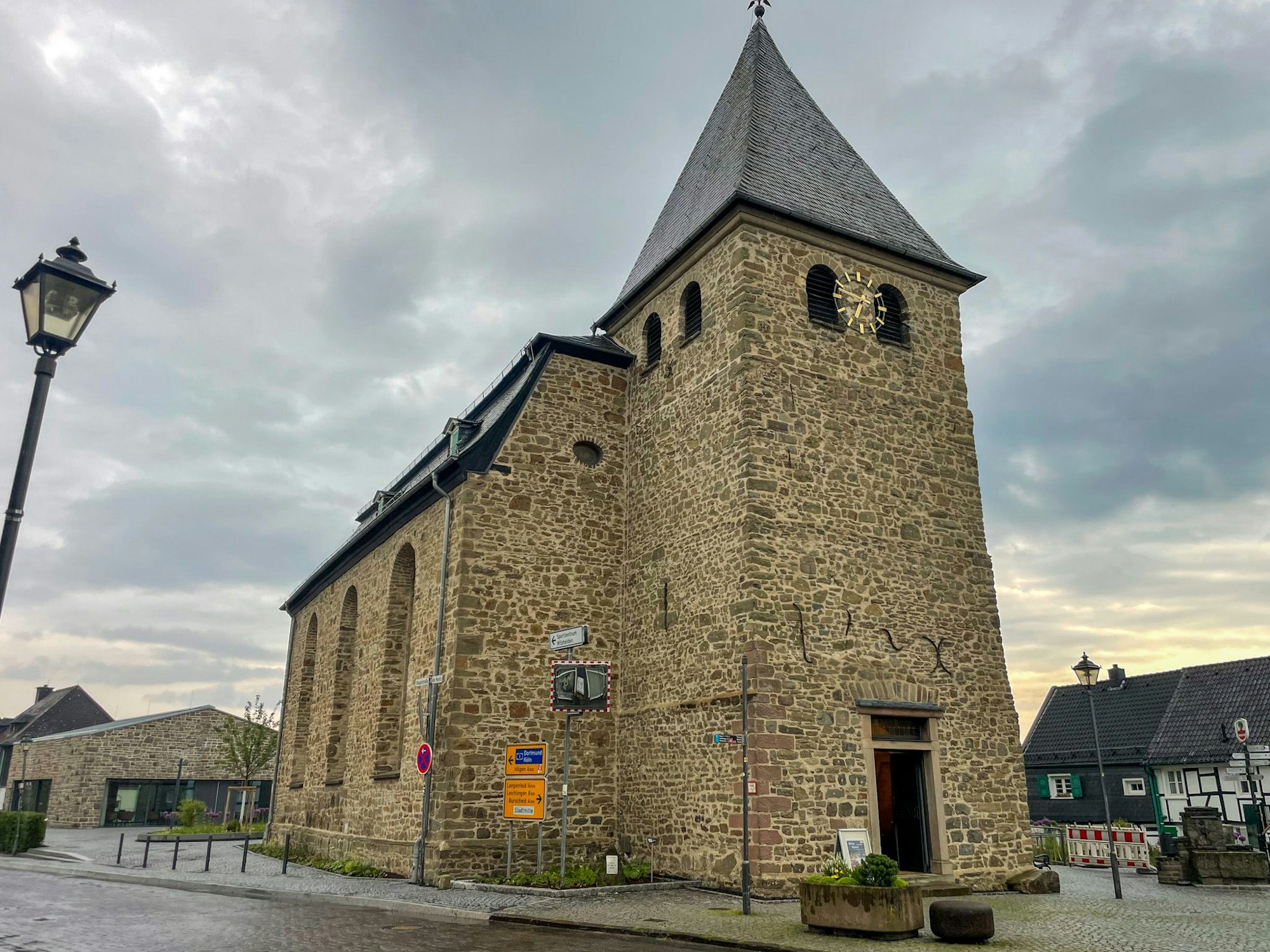 Die evangelische Kirche in Witzhelden, der Alte vom Berg, links dahinter das neue Gemeindehaus, rechts das alte Pfarrhaus