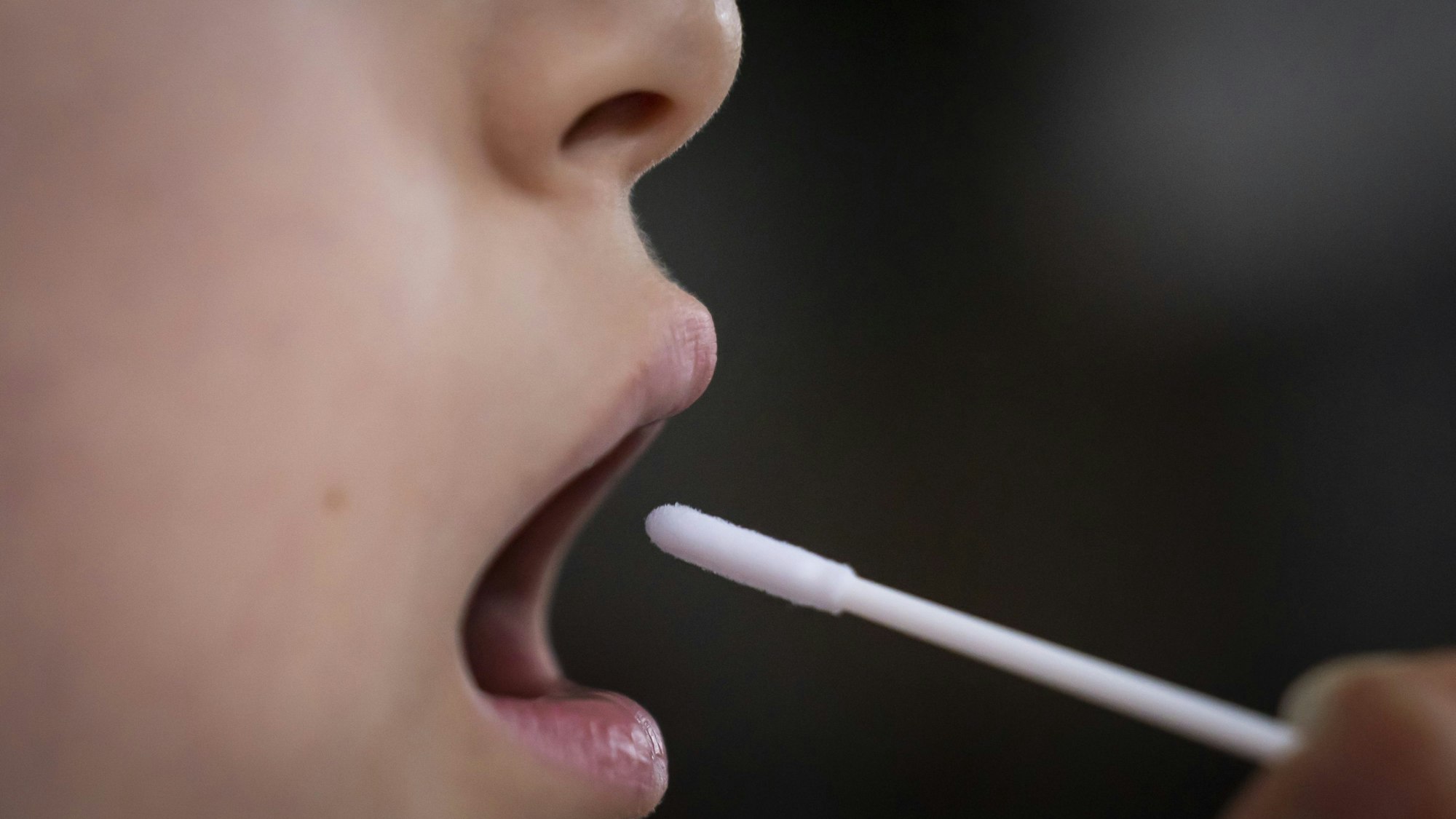 Eine Person bei einem Covid-19-Test .