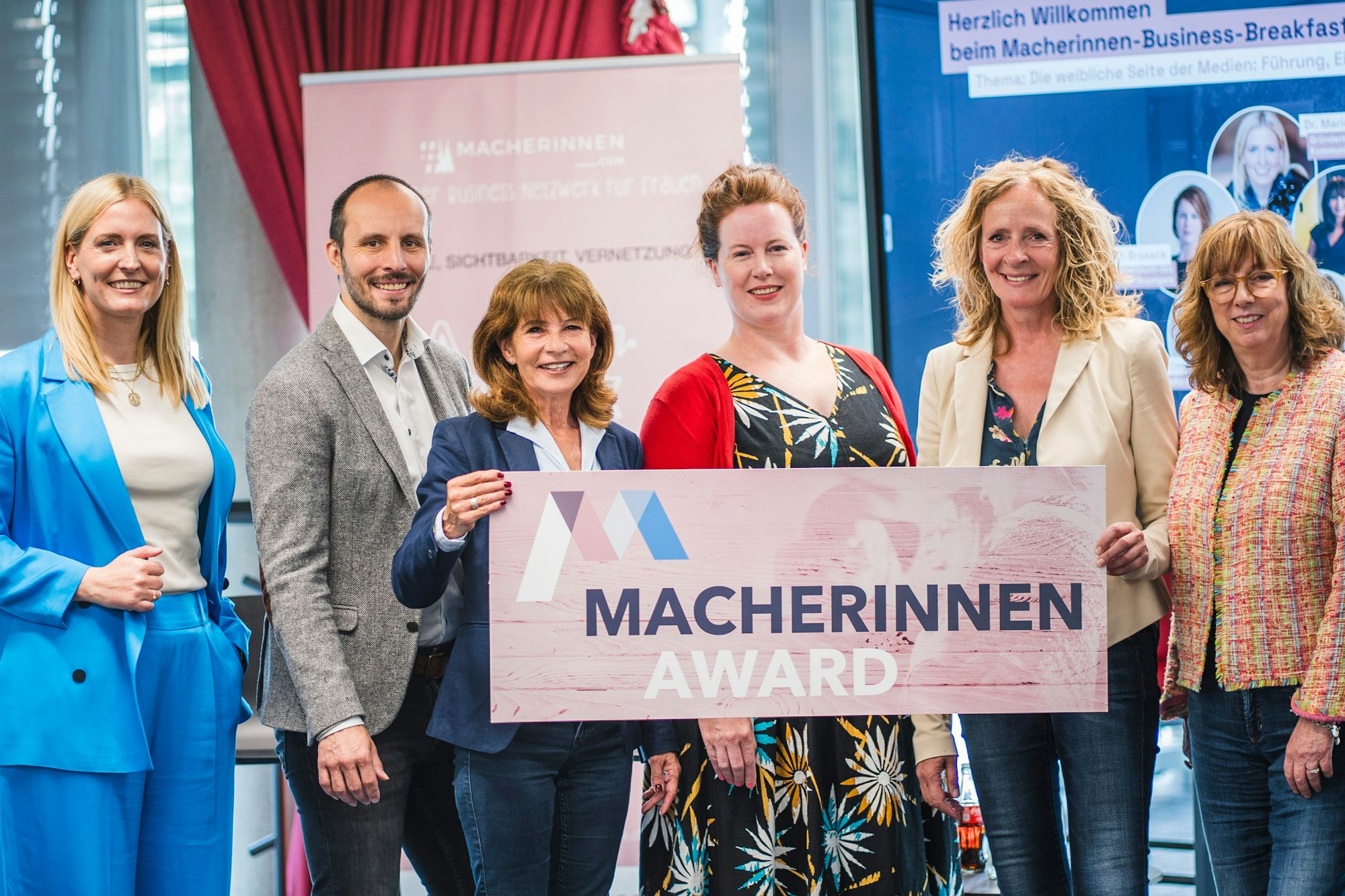 Die Menschen hinter dem Award freuen sich über ihre Kooperation für mehr Sichtbarkeit von Kölnerinnen (v.l.n.r.): Marie-Christine Frank (Gründerin „Macherinnen“), Silvio Bernadowitz (Kölner Stadt-Anzeiger Medien), Claudia Schall (Radio Köln), Sarah Brasack (Kölner Stadt-Anzeiger), Isabella Neven DuMont (DuMont) und Cordula von Wysocki (Kölnische Rundschau).