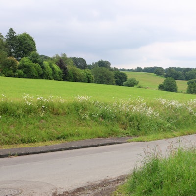 Der Verkehr soll nicht mehr durch die Mitte der Stadt Waldbröl fließen, sondern durch den Westen in der Marktstadt und dann über die Bundesstraße 478 in Richtung des Rhein-Sieg-Kreises. In Höhe der Ortschaft Bohlenhagen (im Foto) soll eine Brücke gebaut werden.