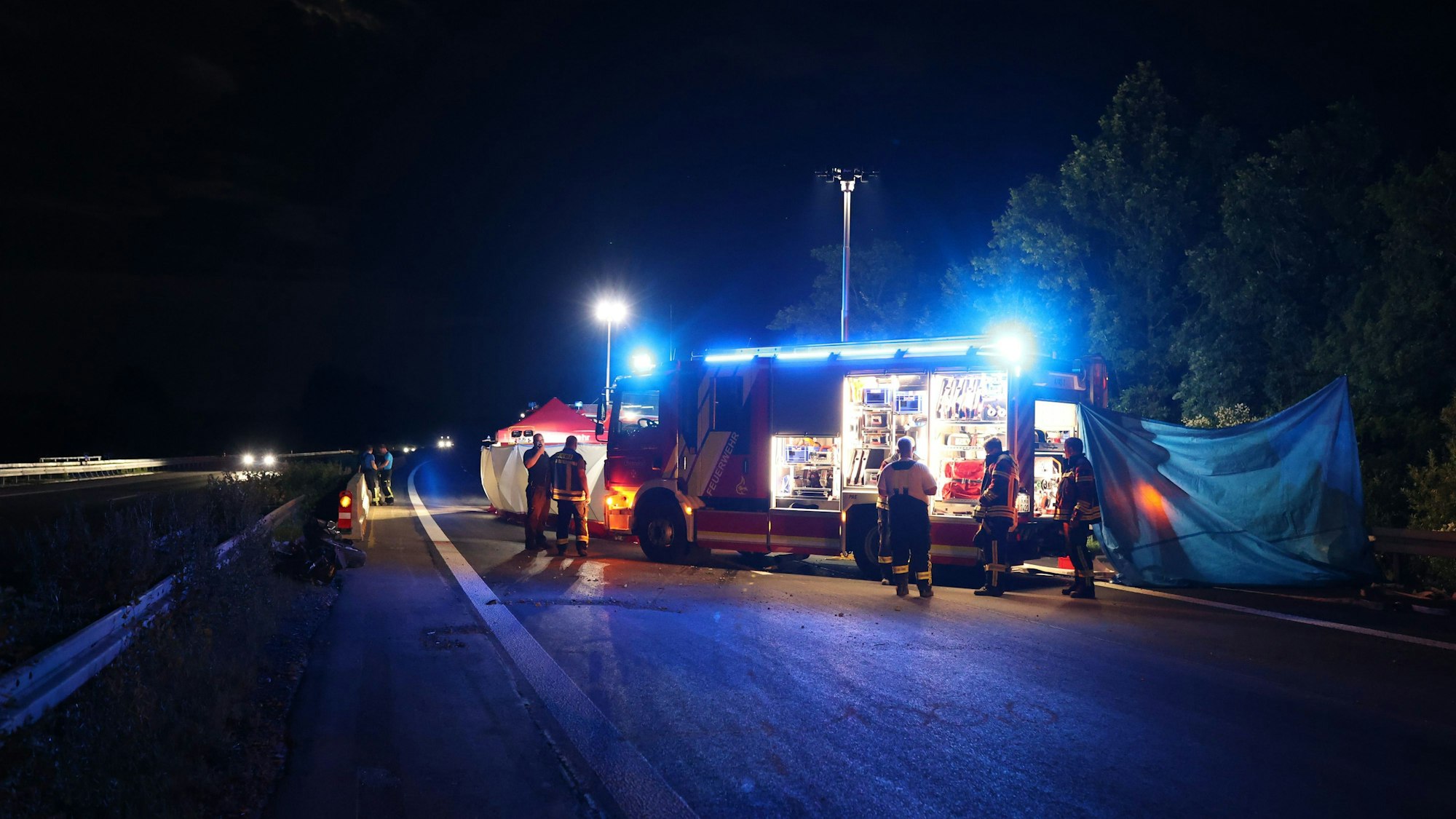 Epfendorf: Die Polizei hat in einem Unfallauto auf der A81 in Baden-Württemberg außer dem schwerstverletzten Fahrer noch die Leiche seiner Frau auf der Rückbank entdeckt.