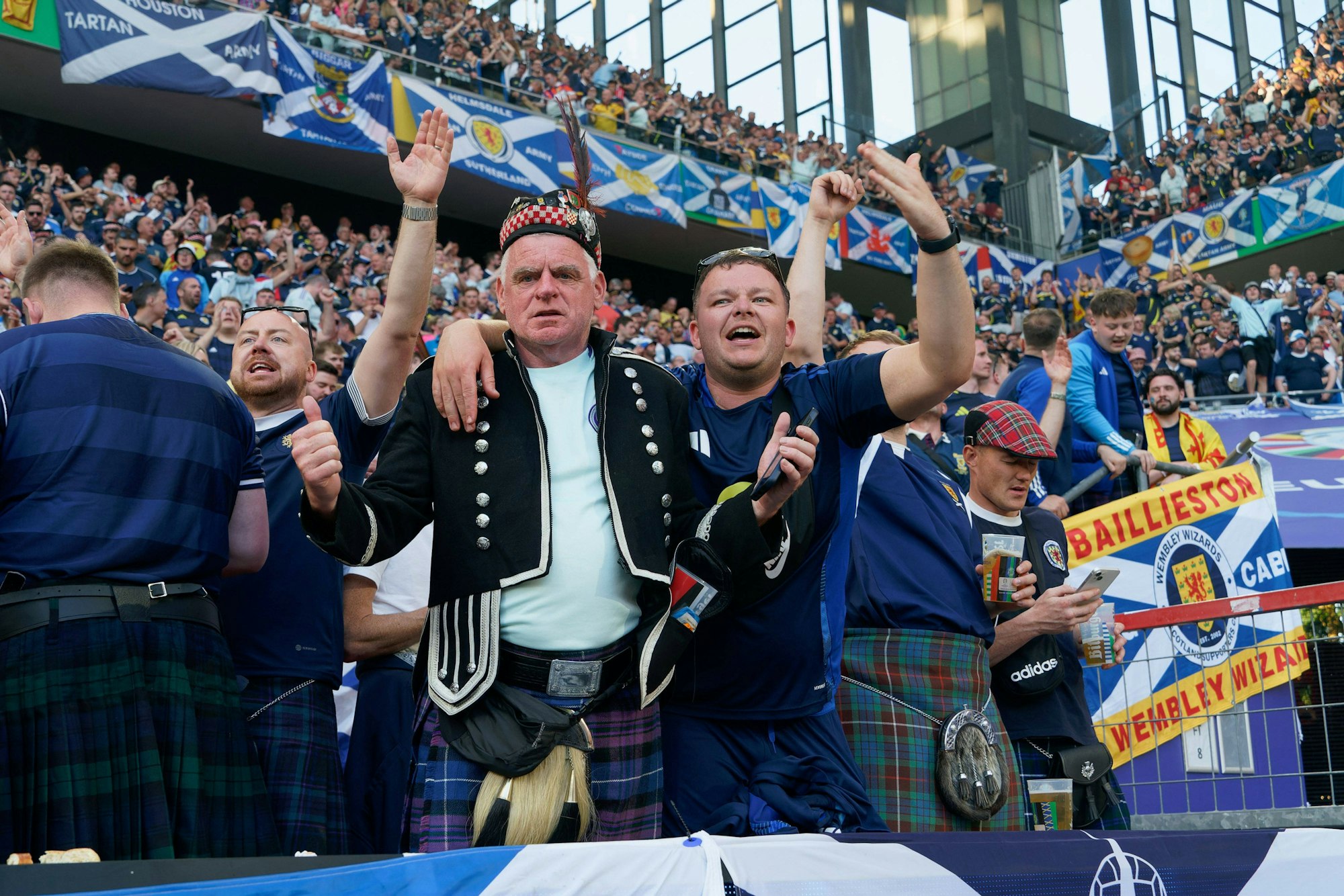 Schottische Zuschauer feuern im EM-Spiel in Köln gegen die Schweiz ihre Mannschaft an.