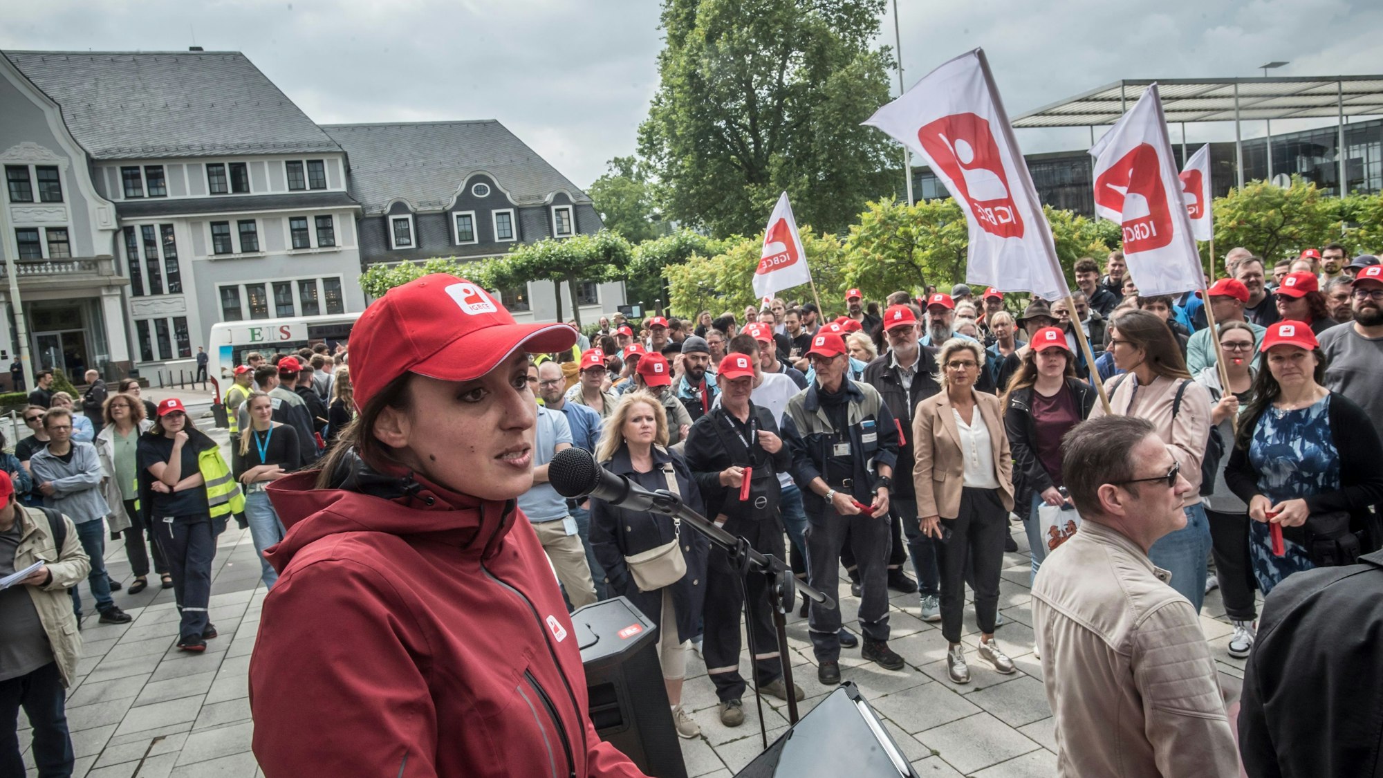 Nina Melchers (IGBCE) spricht vor Kolleginnen und Kollegen.