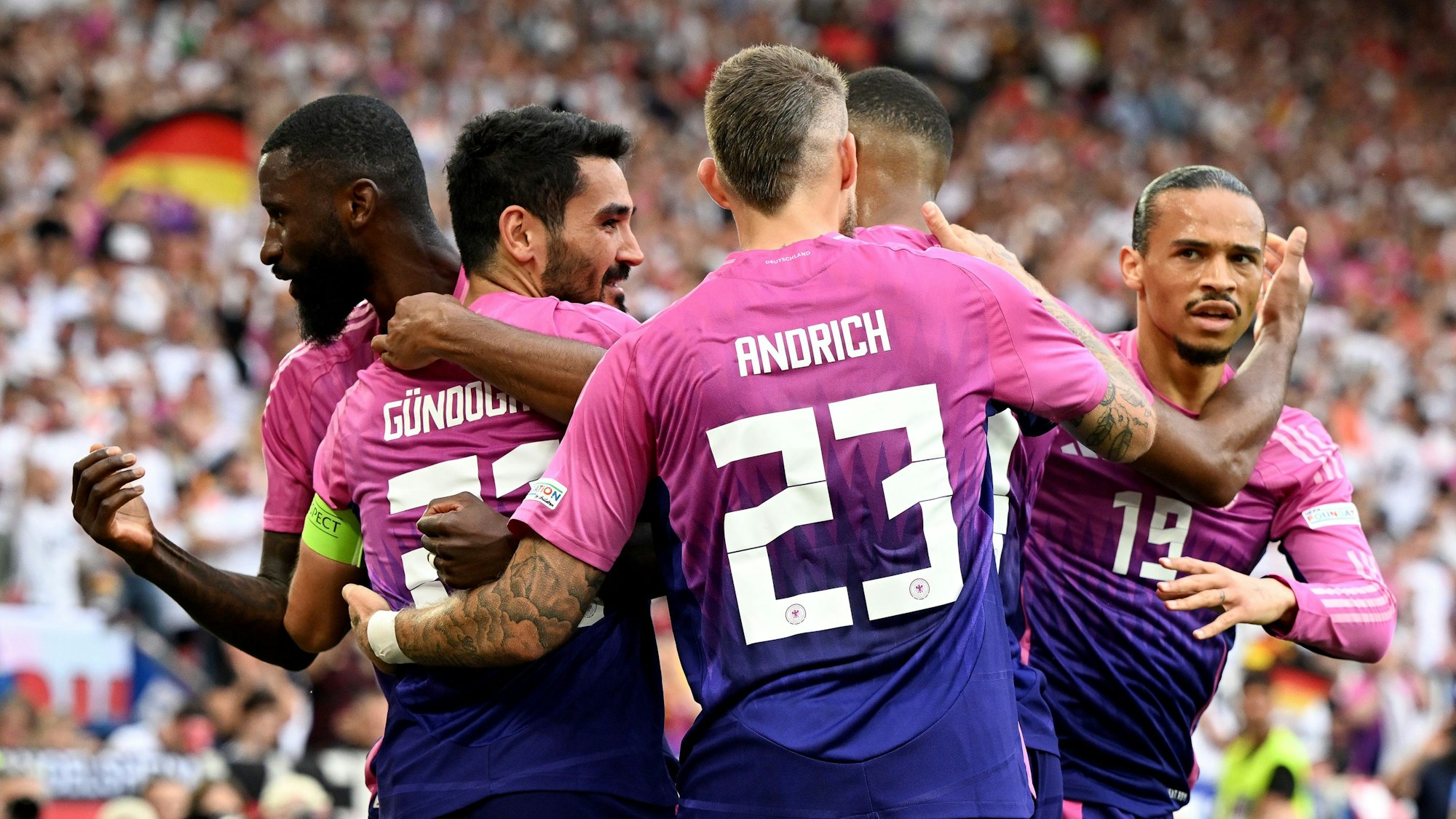 Das DFB-Team jubelt nach dem Treffer von Ilkay Gündogan zum 2:0.