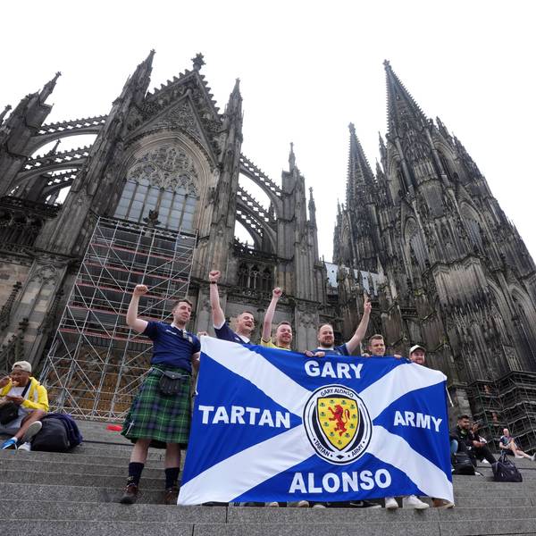 Mehrere schottische Anhänger stehen vor dem Kölner Dom und halten eine Flagge der „Tartan Army“ vor sich. Ein schottischer Fan ist kurz vor dem zweiten Gruppenspiel der Schotten gegen die Schweiz plötzlich gestorben. (Symbolbild)