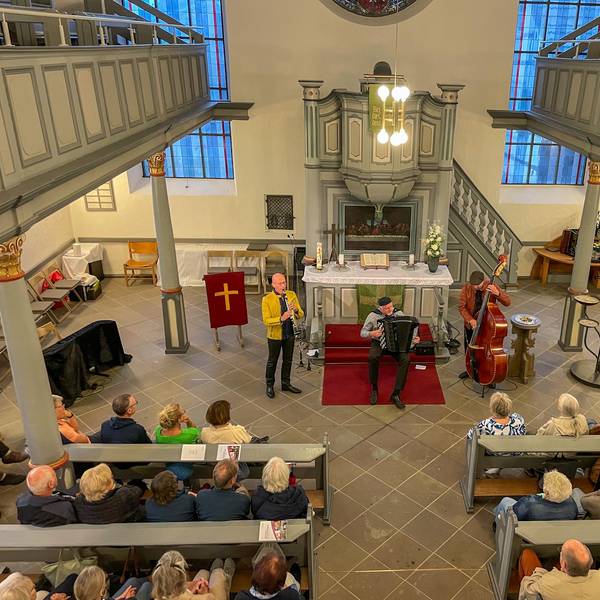Zum Abschluss der 25. Sommerserenaden in Witzhelden spielte 2024 das ‚Klezmer Connection Trio‘ aus Salzburg in der evangelischen Kirche.