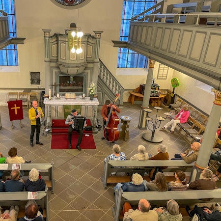 Zum Abschluss der 25. Sommerserenaden in Witzhelden spielte 2024 das ‚Klezmer Connection Trio‘ aus Salzburg in der evangelischen Kirche.