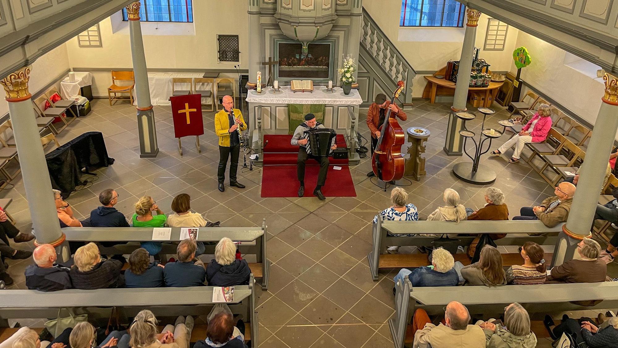 Zum Abschluss der 25. Sommerserenaden in Witzhelden spielte 2024 das ‚Klezmer Connection Trio‘ aus Salzburg in der evangelischen Kirche.