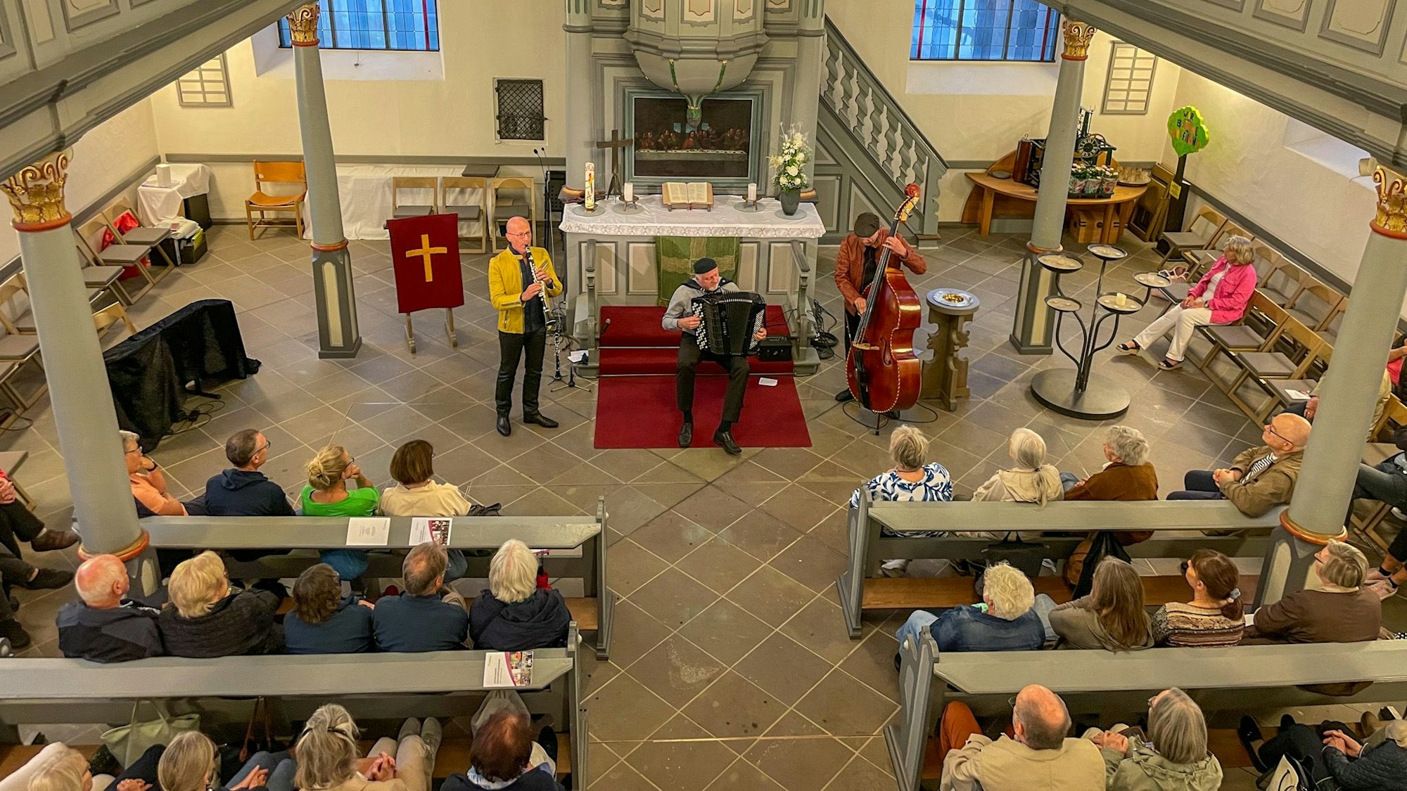 Zum Abschluss der 25. Sommerserenaden in Witzhelden spielte 2024 das ‚Klezmer Connection Trio‘ aus Salzburg in der evangelischen Kirche.