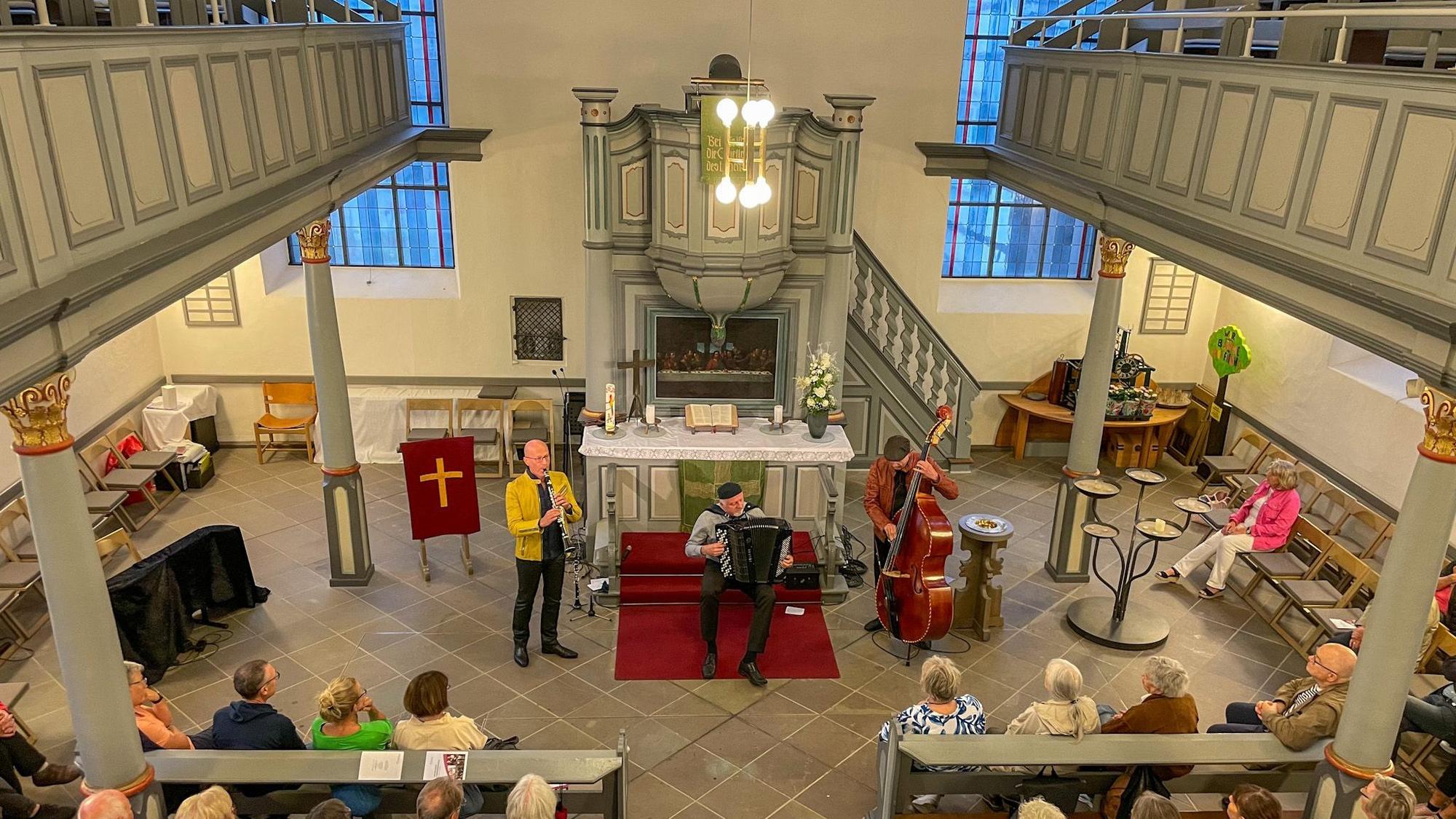 Zum Abschluss der 25. Sommerserenaden in Witzhelden spielte das „Klezmer Connection Trio“ aus Salzburg in der evangelischen Kirche.