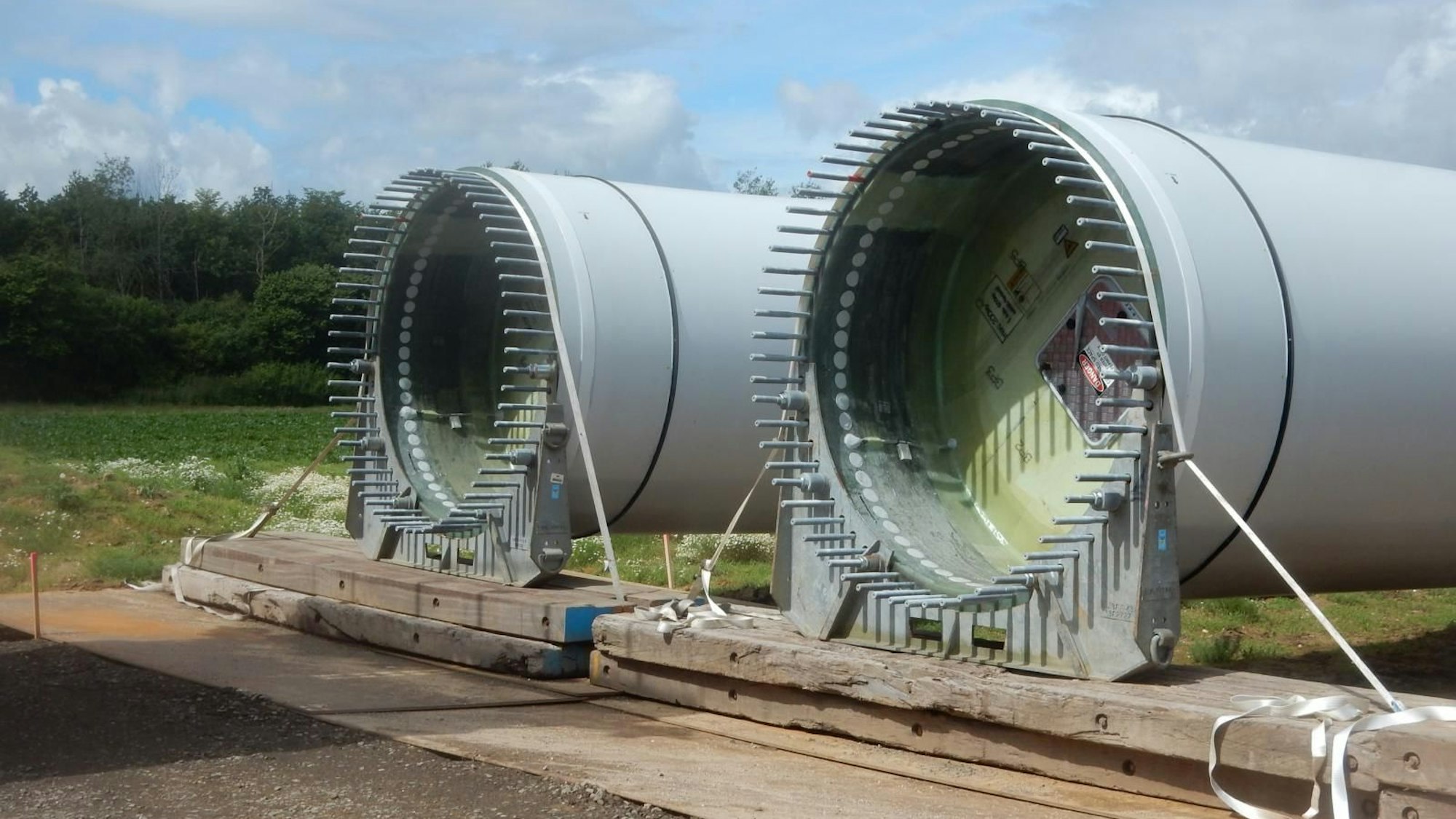 Die kreisrunden Enden der Rotorblätter sind abgebildet.