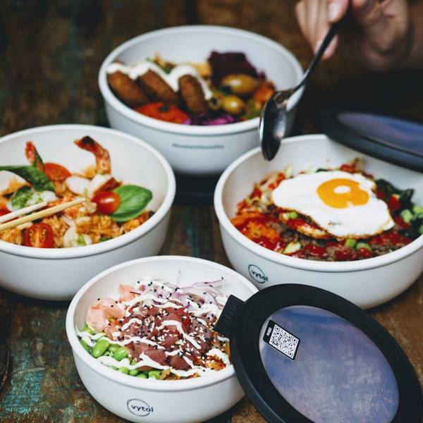 Mehrere Personen essen aus Mehrwegschalen des Start-ups Vytal.