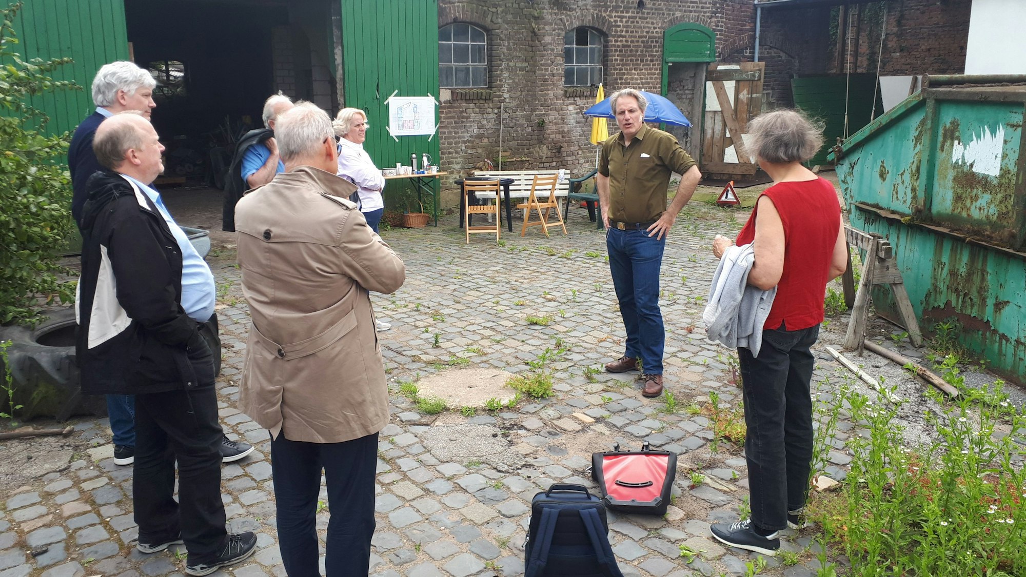 Eigentümer Christian Best veranschaulichte einer Gruppe aus Politik und Verwaltung seine Pläne für die Wiederbelebung des historischen Mühlenhofs.