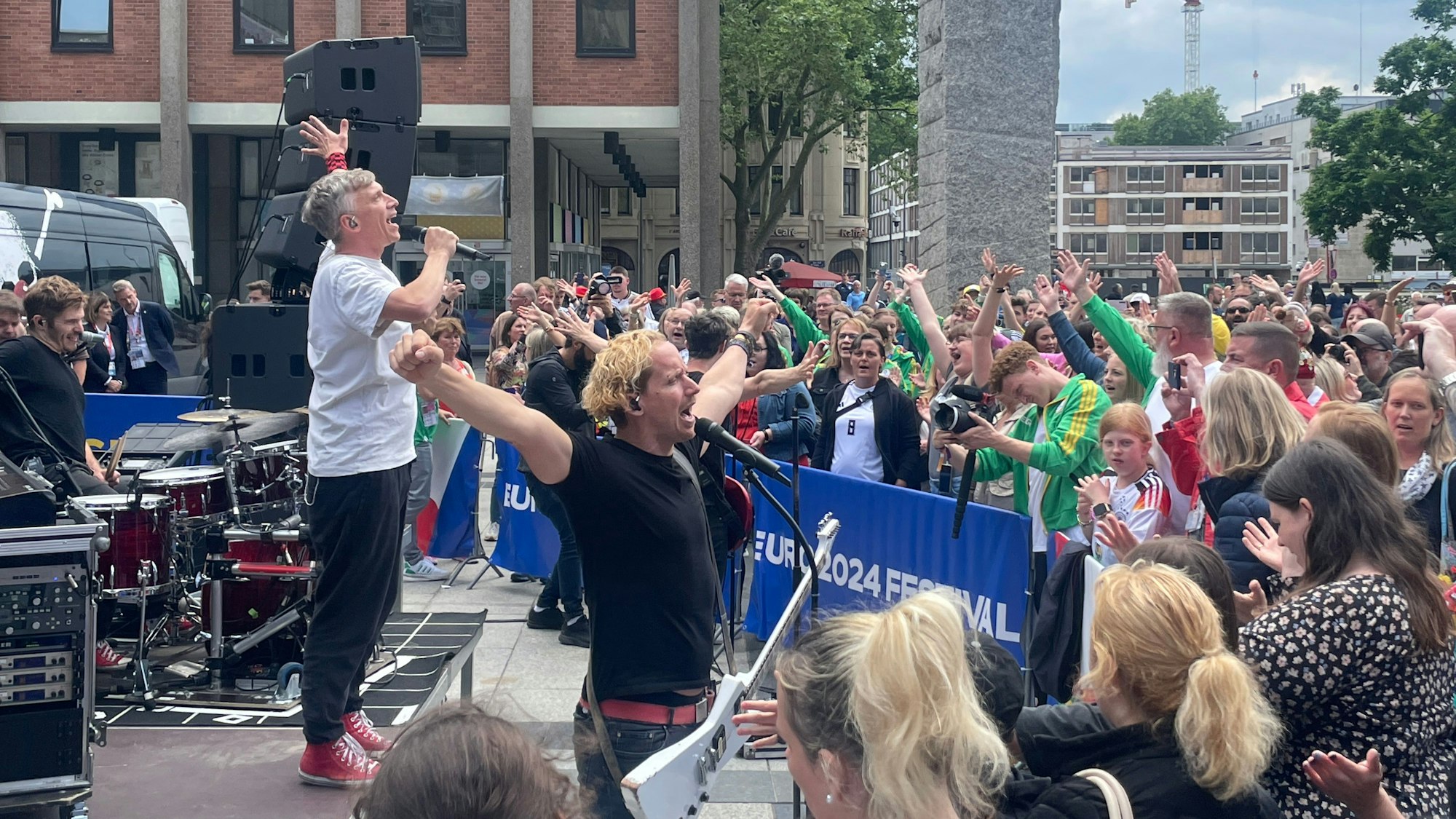 Kölner Band Kasalla tritt zum Spontan-Konzert mit schottischen Dudelsackspielern auf dem Roncalliplatz vor dem Kölner Dom am 19. Juni 2023 vor dem Kölner EM-Spiel Schottland gegen Schweiz auf.