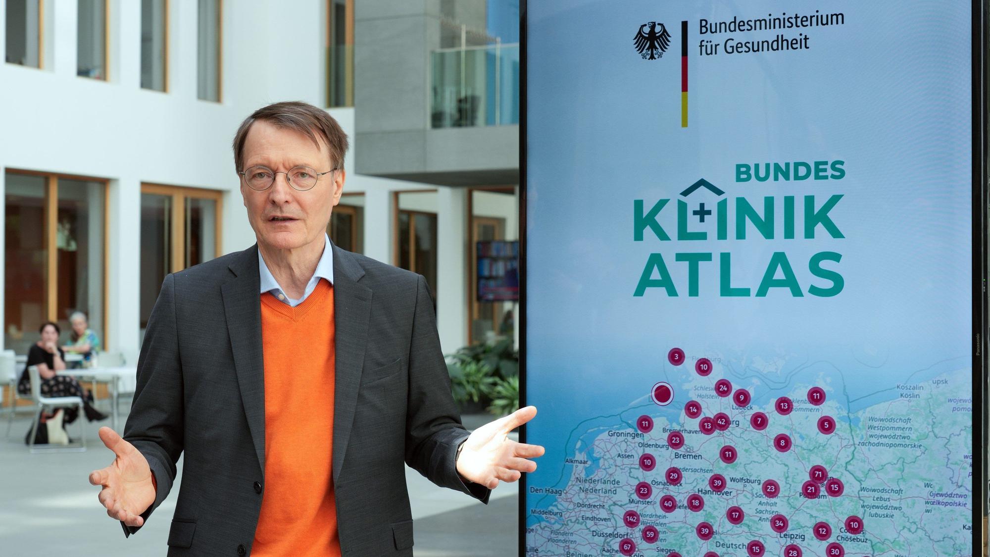 Karl Lauterbach (SPD), Bundesminister für Gesundheit, stellt den Bundes-Klinik-Atlas vor.