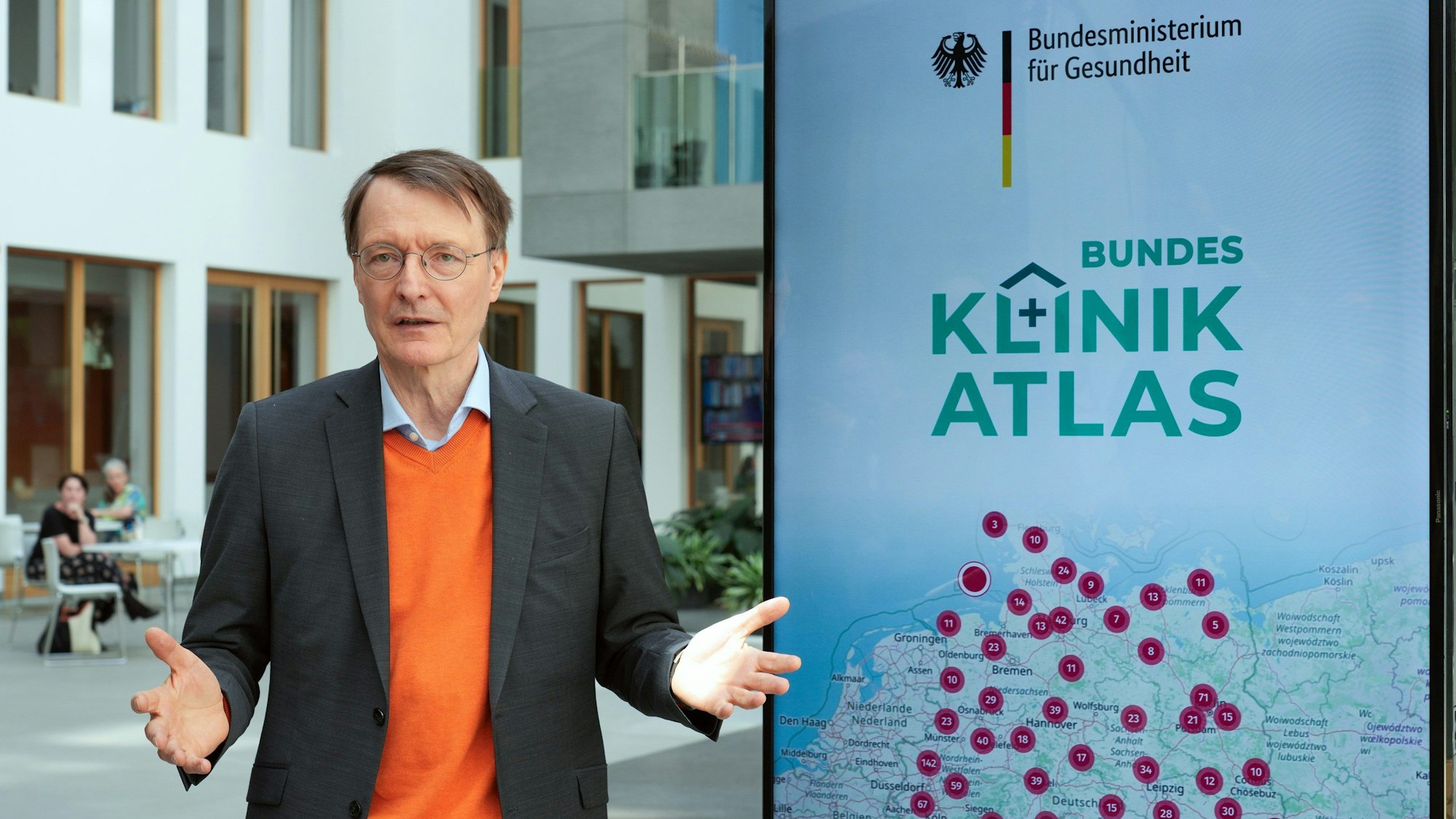 Karl Lauterbach (SPD), Bundesminister für Gesundheit, stellt den Bundes-Klinik-Atlas vor.