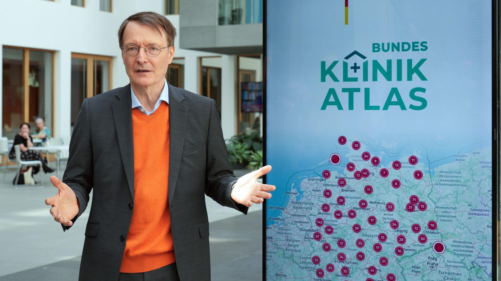 Karl Lauterbach (SPD), Bundesminister für Gesundheit, stellt vor Beginn einer Pressekonferenz den Bundes-Klinik-Atlas vor.