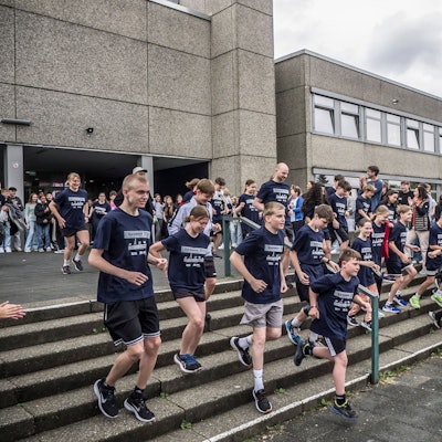 Start der „Karawane“: 43 Schülerinnen und Schüler (und zehn Erwachsene) laufen nach Paris.