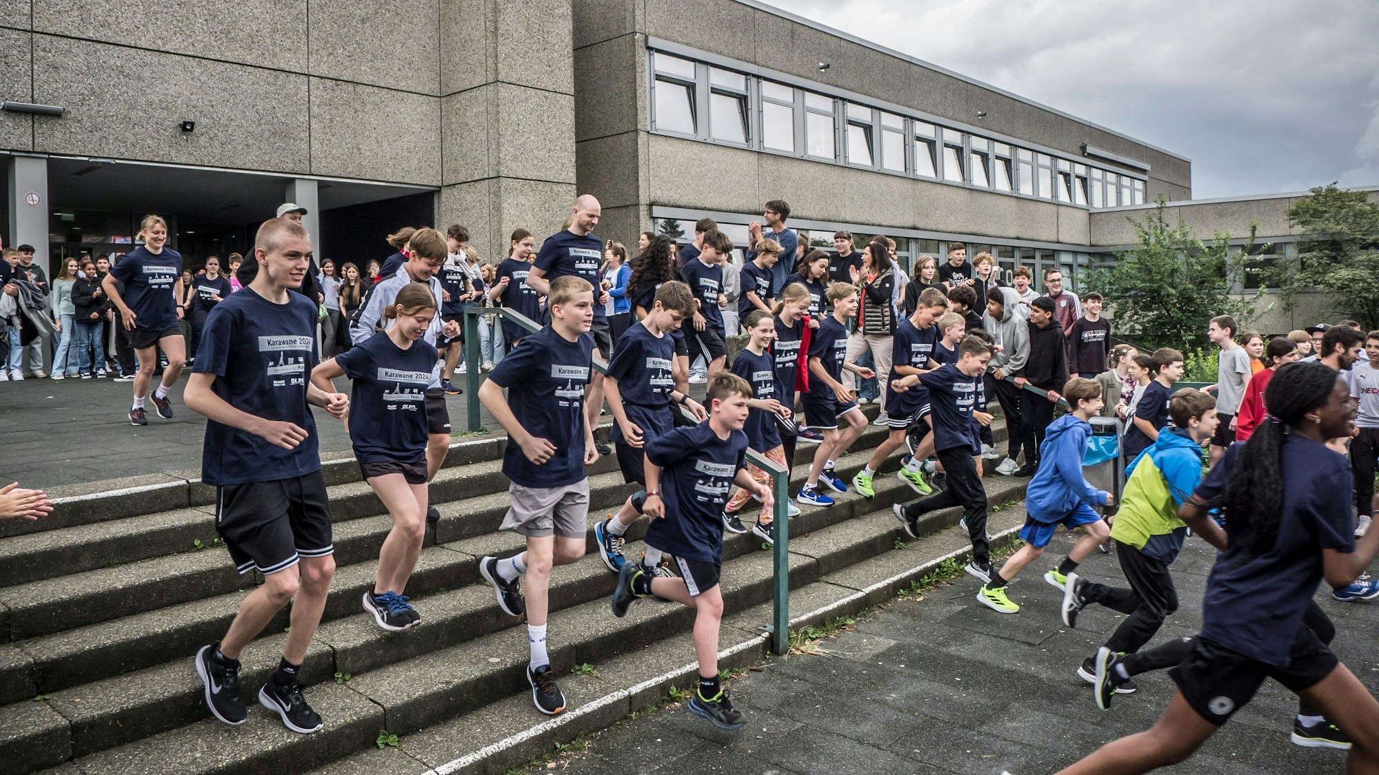 Rund 1600 Schülerinnen und Schüler besuchen die GLS, hier laufen 43 von ihnen in einem Staffellauf bis nach Paris.