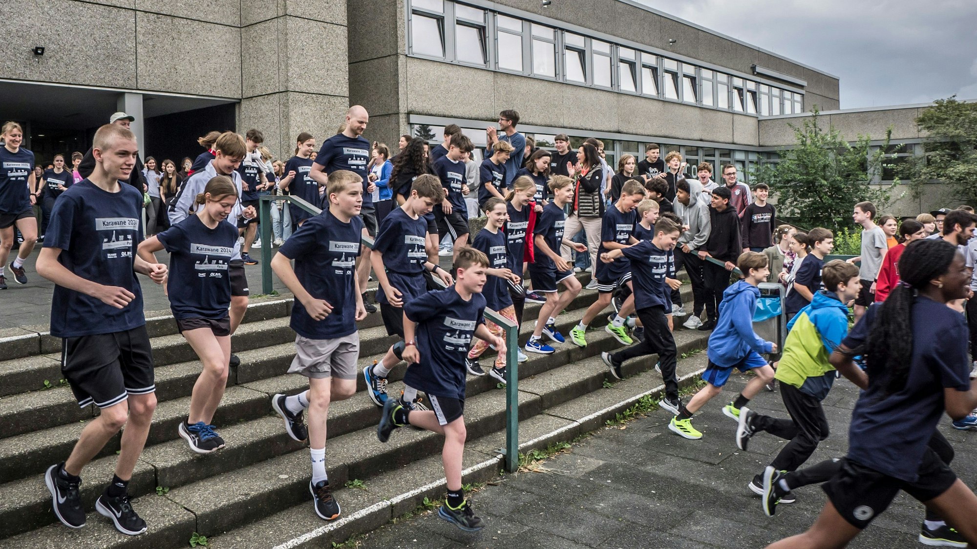Start der „Karawane“: 43 Schülerinnen und Schüler (und zehn Erwachsene) laufen nach Paris.