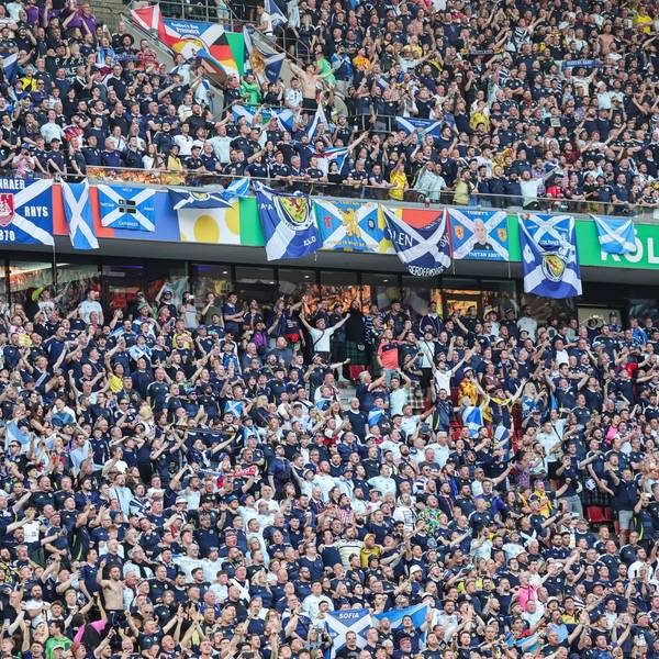 Die schottischen Fans feuern in Köln ihre Mannschaft im EM-Spiel gegen die Schweiz an.
