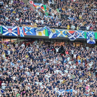Die schottischen Fans feuern in Köln ihre Mannschaft im EM-Spiel gegen die Schweiz an.