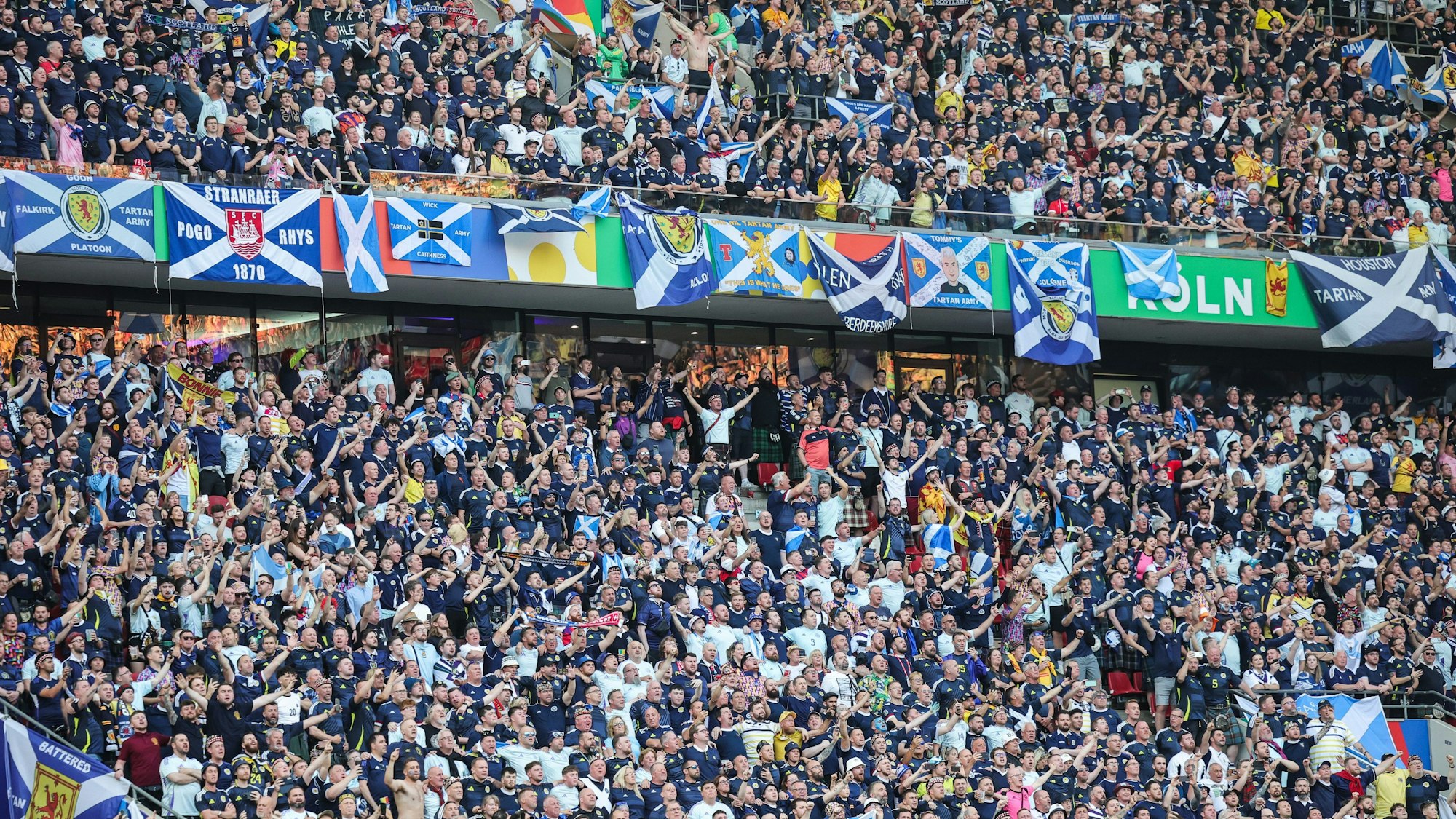 Die schottischen Fans feuern in Köln ihre Mannschaft im EM-Spiel gegen die Schweiz an.