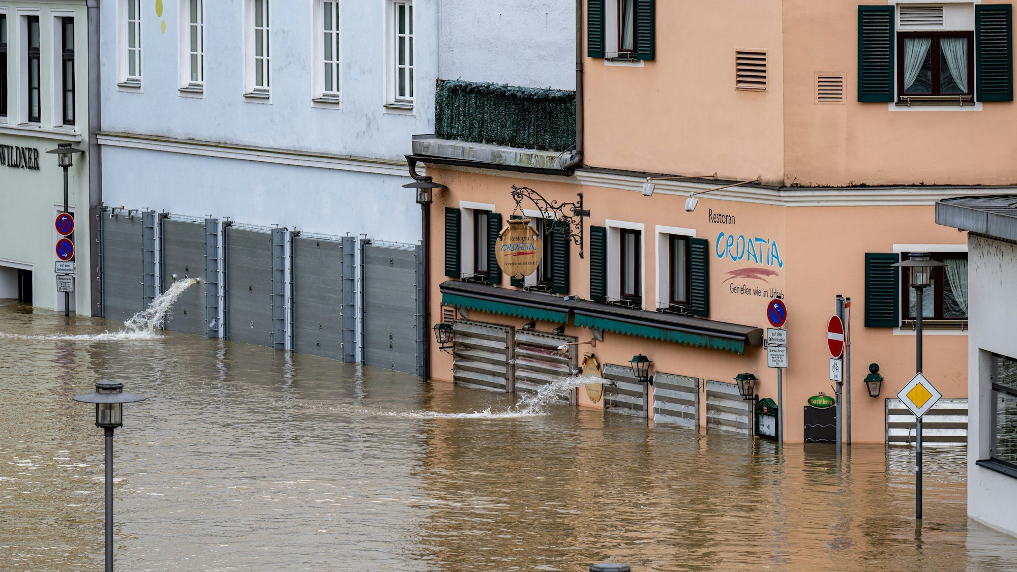 Teile der Altstadt von Passau sind vom Hochwasser der Donau überflutet. (Archivbild)